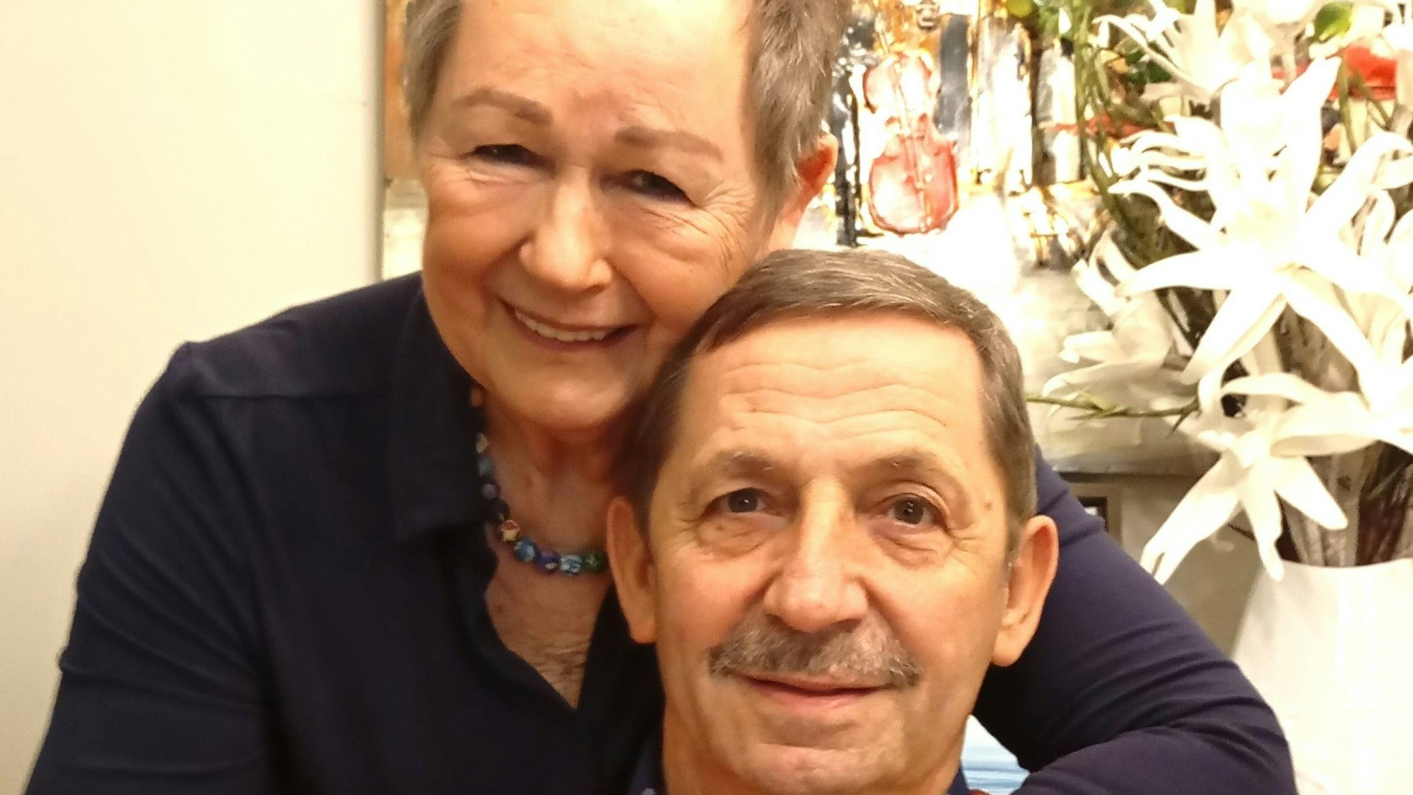 Eine Frau und ein Mann lächeln in die Kamera.