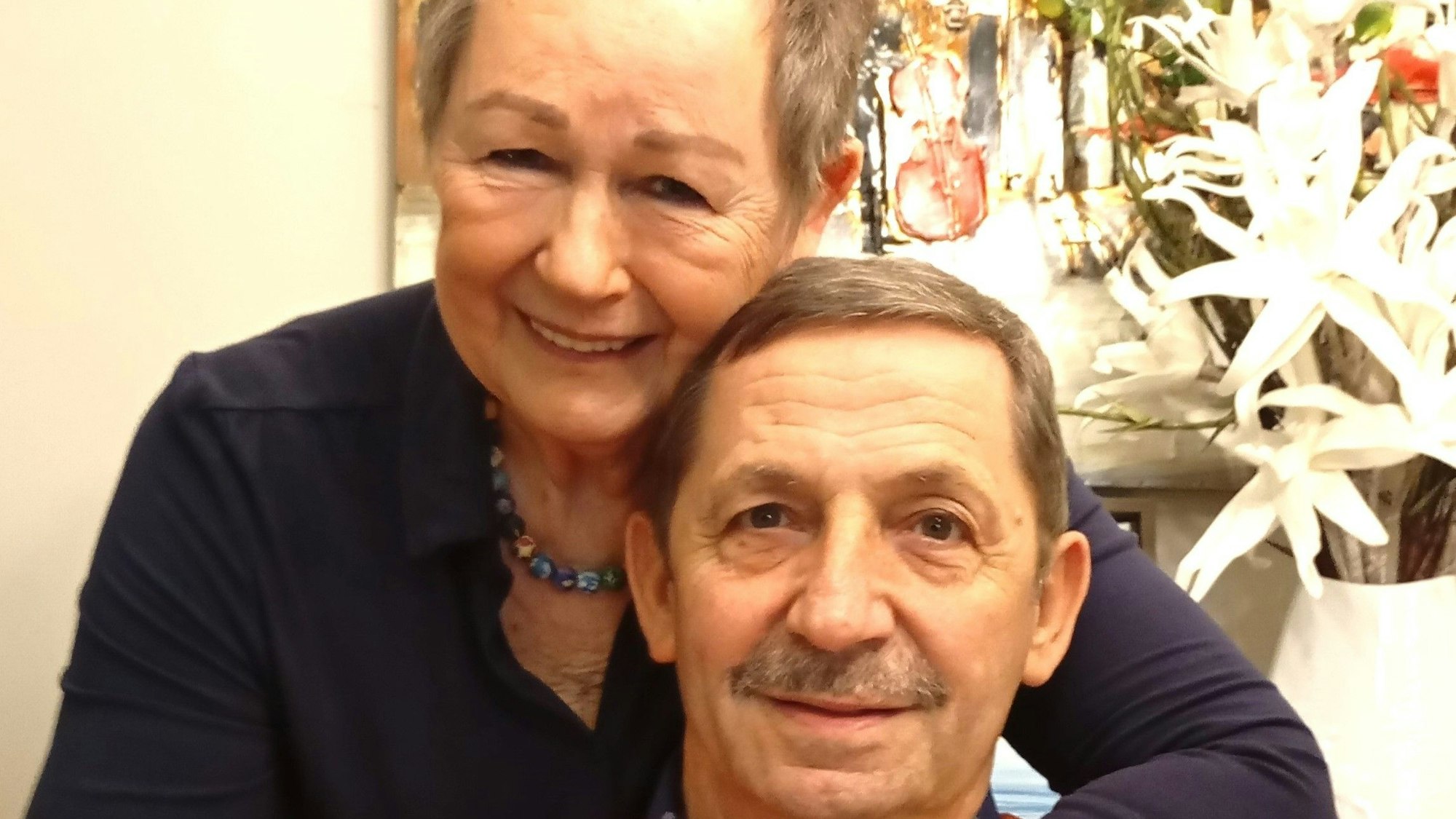 Eine Frau und ein Mann lächeln in die Kamera.