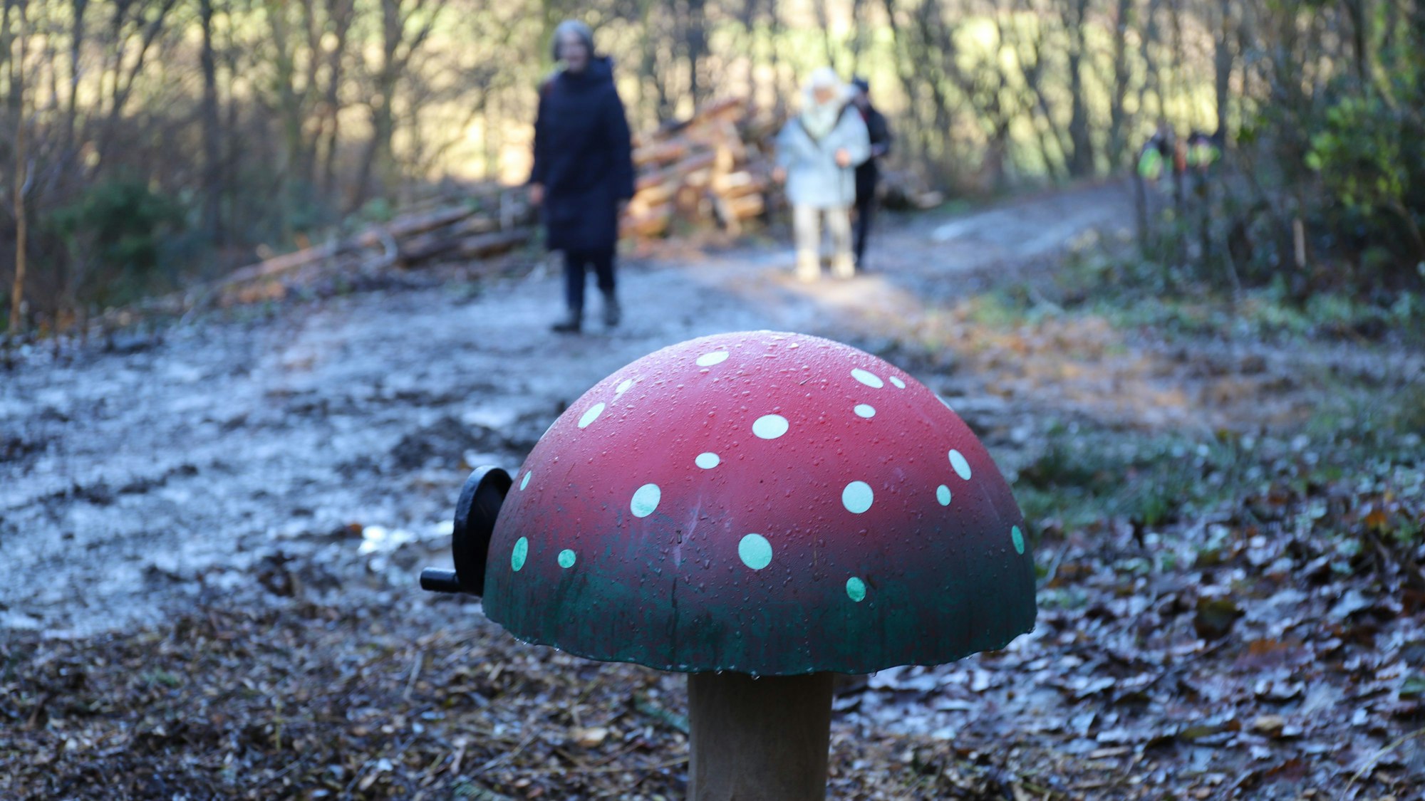 Der Pilz spricht und spielt Tierstimmen ab.