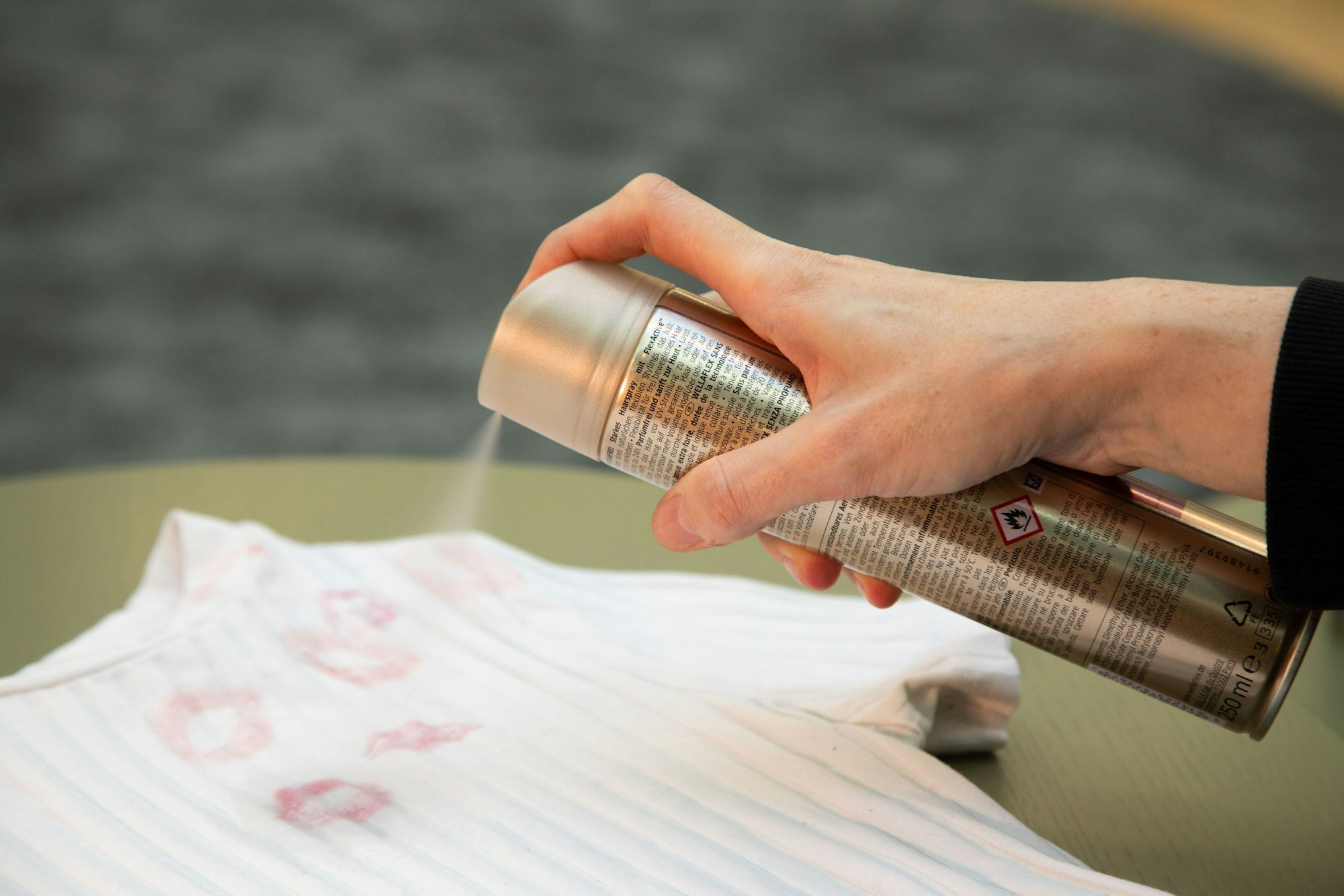 Schritt 1: Lippenstift-Flecken mit Haarspray einsprühen und zehn Minuten warten.