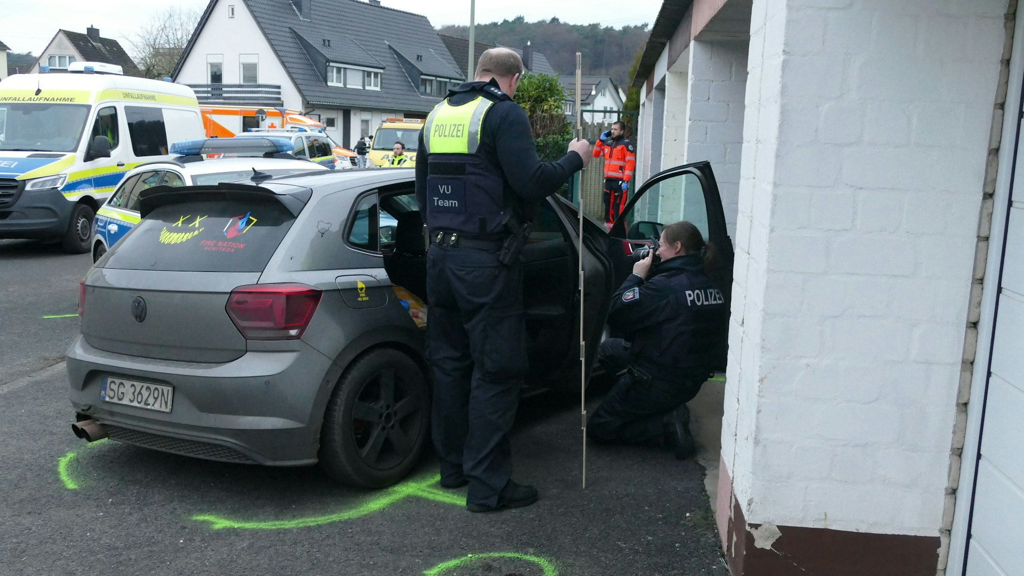 Ein Verkehrsunfall-Team der Kölner Polizei sicherte die Spuren. Das polnische Kennzeichen am Wagengehörte nicht zu dem Fahrzeug.