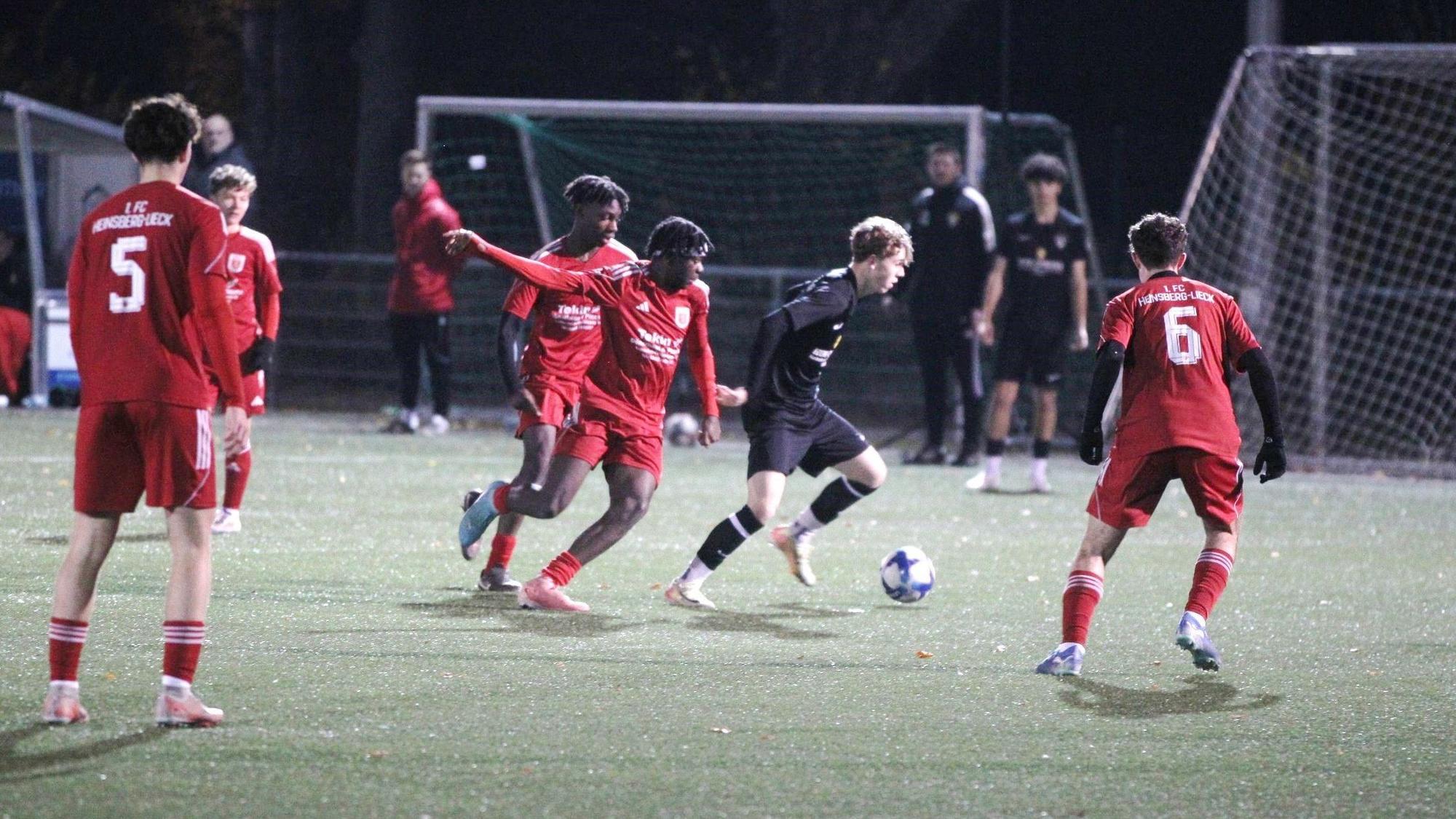 Das Bild zeigt eine Szene aus einem Spiel der A-Jugend der JSG Erft 01 Euskirchen gegen den 1. FC Heinsberg-Lieck.
