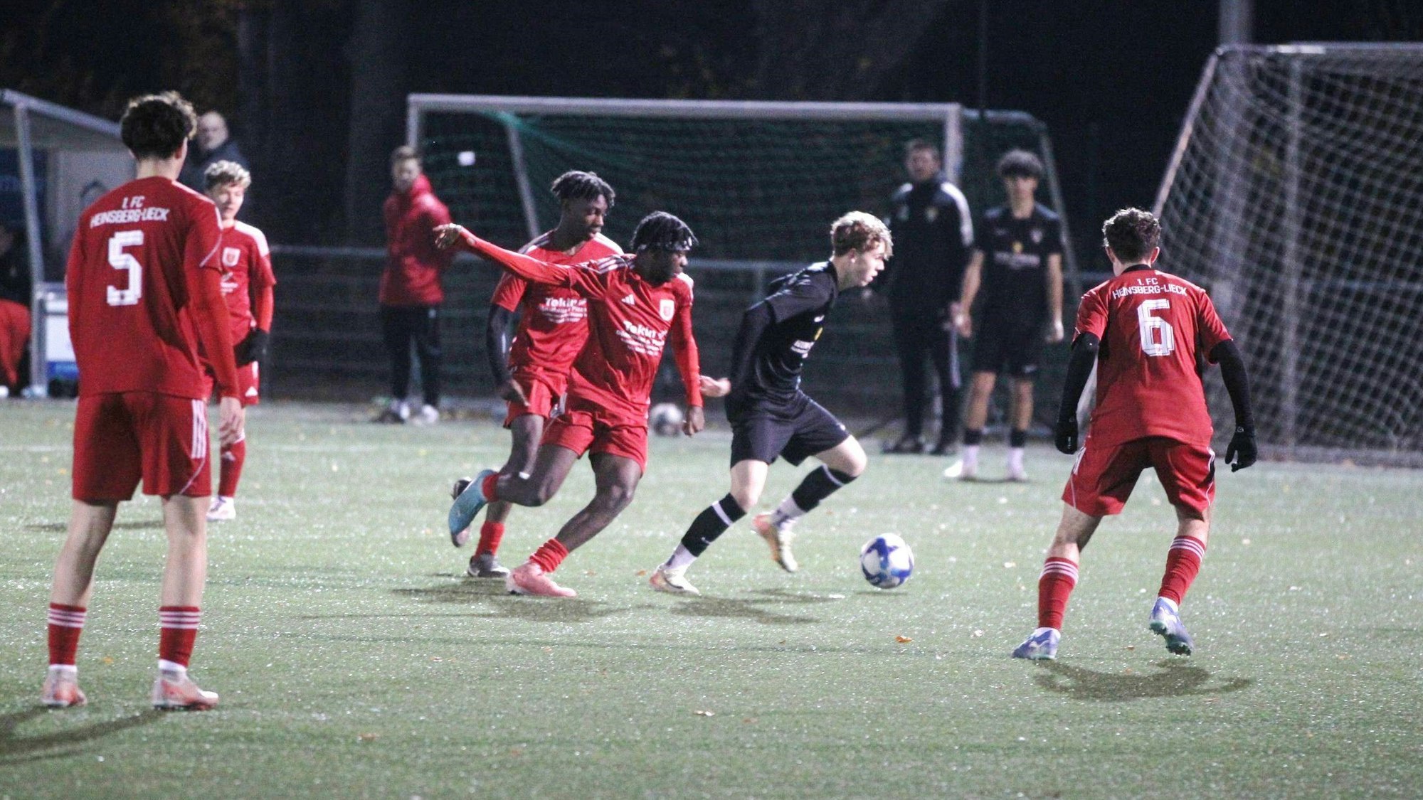 Das Bild zeigt eine Szene aus einem Spiel der A-Jugend der JSG Erft 01 Euskirchen gegen den 1. FC Heinsberg-Lieck.