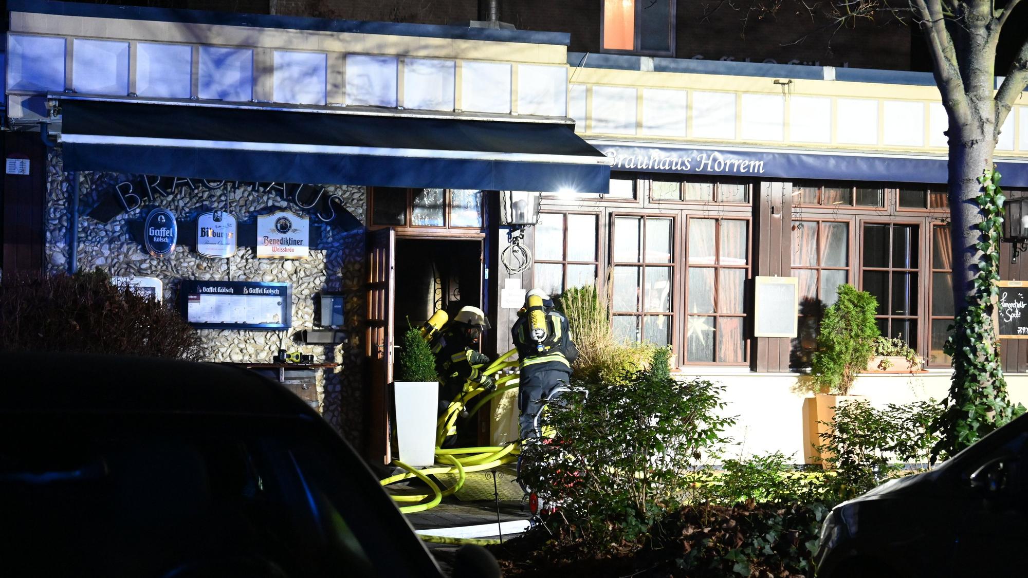 Das Bild zeigt Feuerwehrleute vor der Gaststätte.