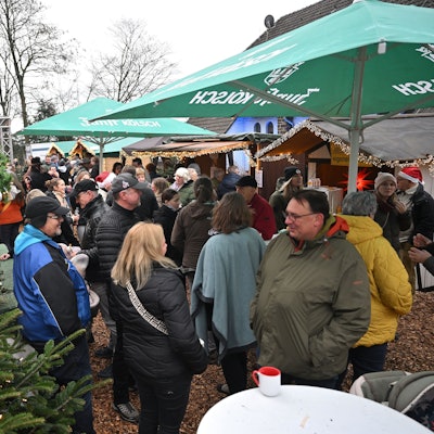 Viele Menschen tummeln sich auf dem heiligenhauser Weihnachtsmarkt.
