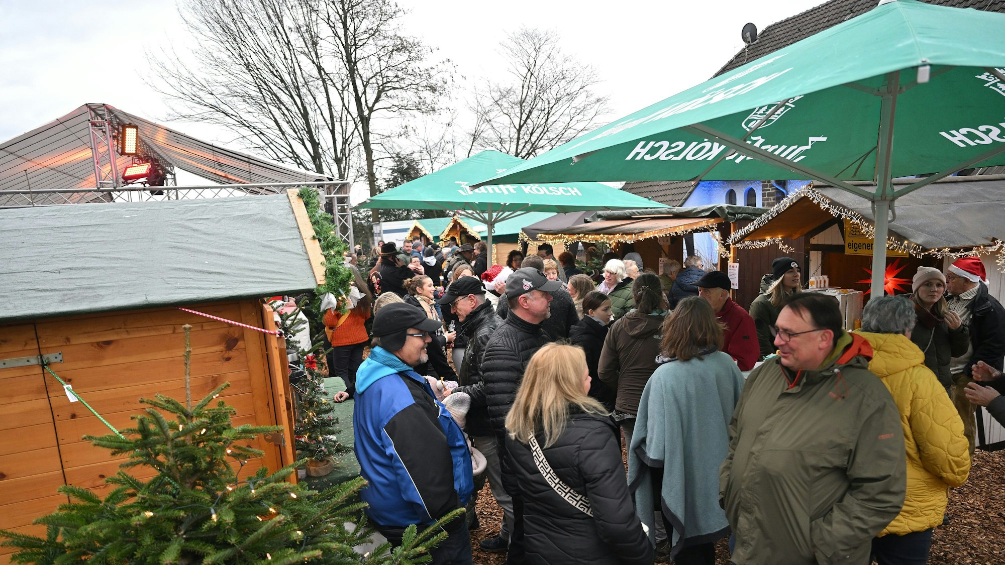 Viele Menschen tummeln sich auf dem heiligenhauser Weihnachtsmarkt.