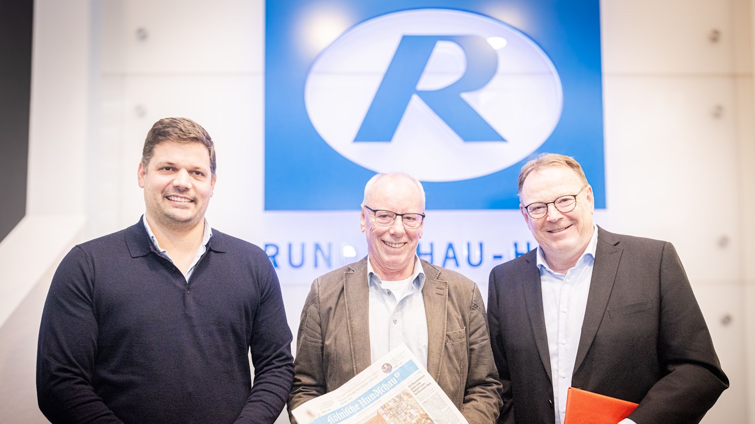 Ende einer Ära: Johannes Heinen (l.) und OB Torsten Burmester (r.) ehren Uwe Sölla (M.).