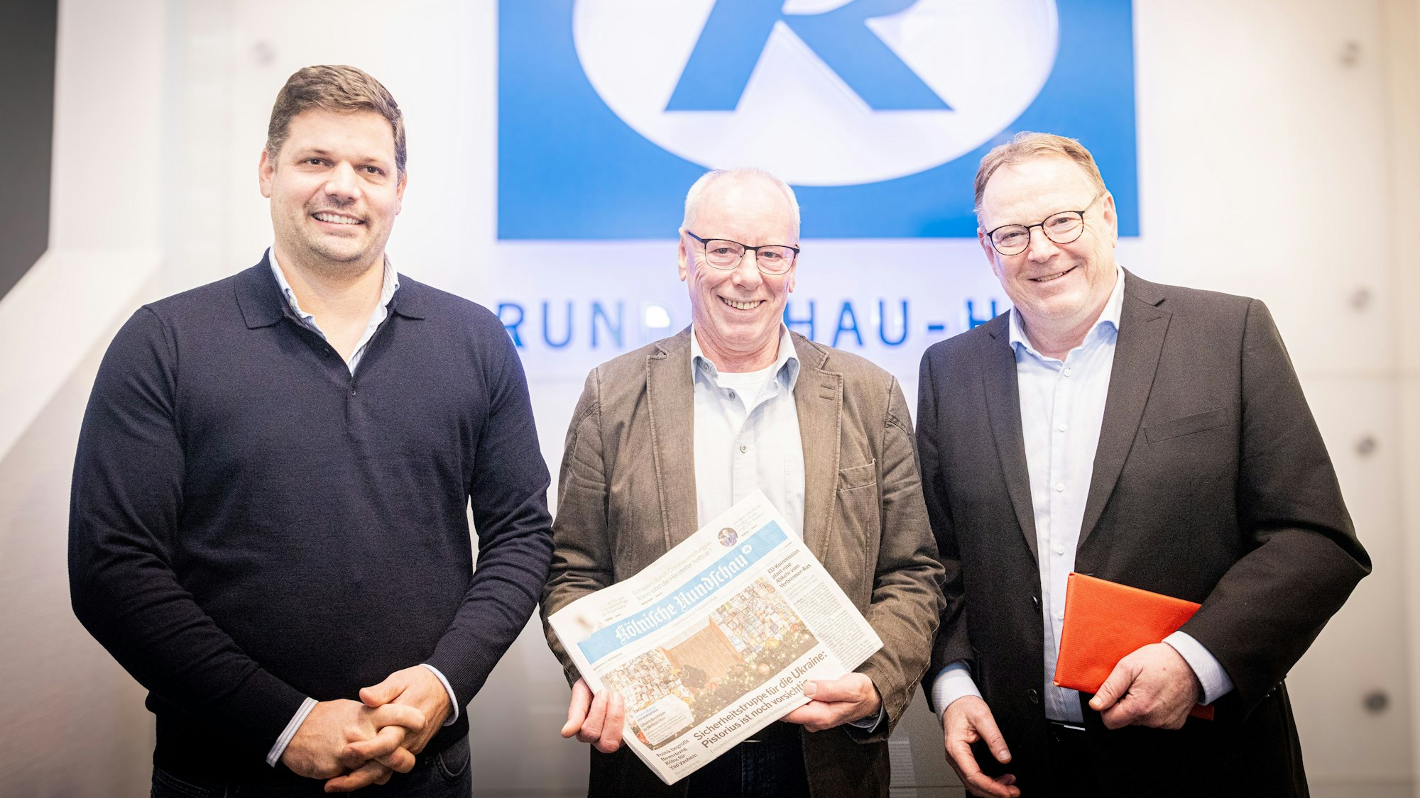 Ende einer Ära: Johannes Heinen (l.) und OB Torsten Burmester (r.) ehren Uwe Sölla (M.).