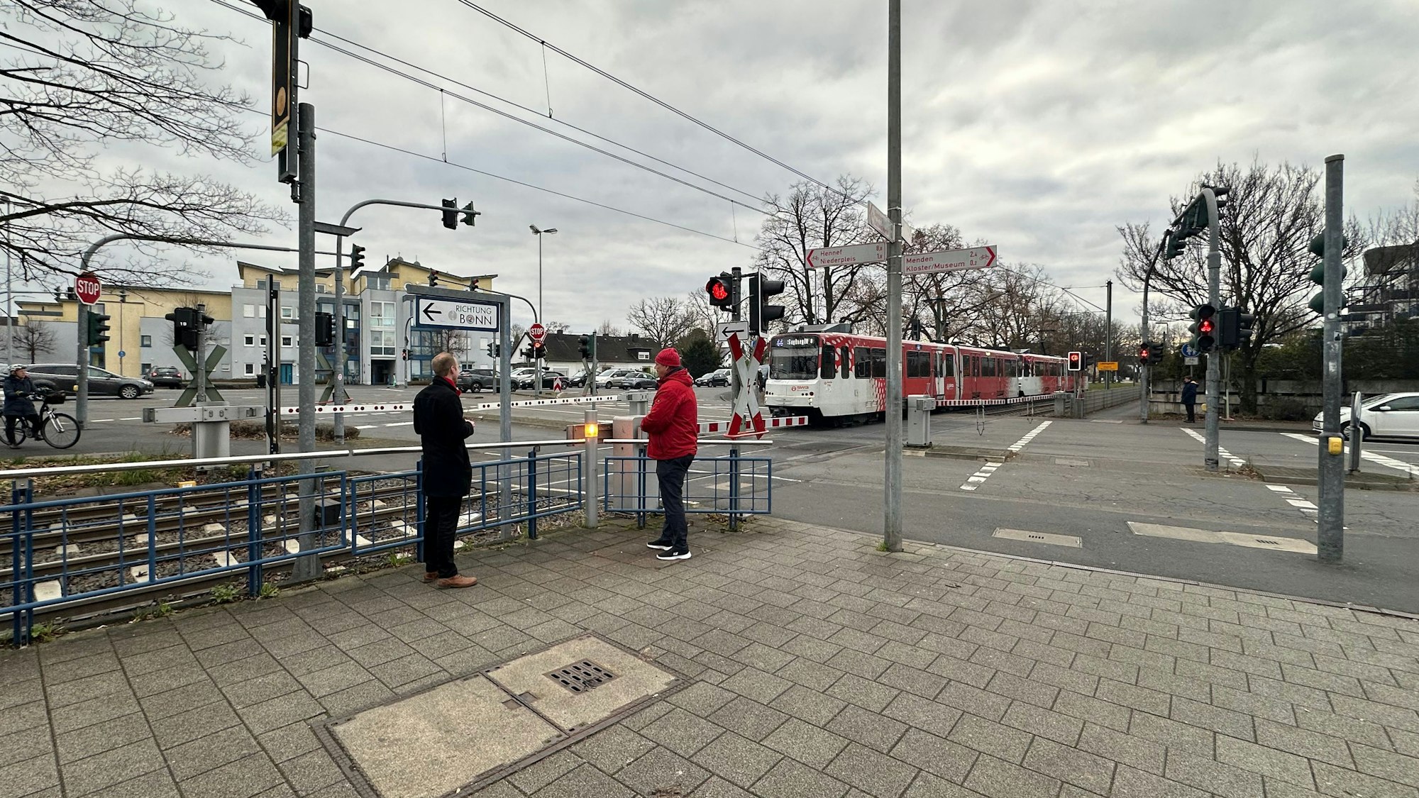 Haltestelle Sankt Augustin Kloster der Linie 66, die SPD-Ratsmitglieder Michael Richter (l.) und Sascha Bäsch beim Ortstermin.