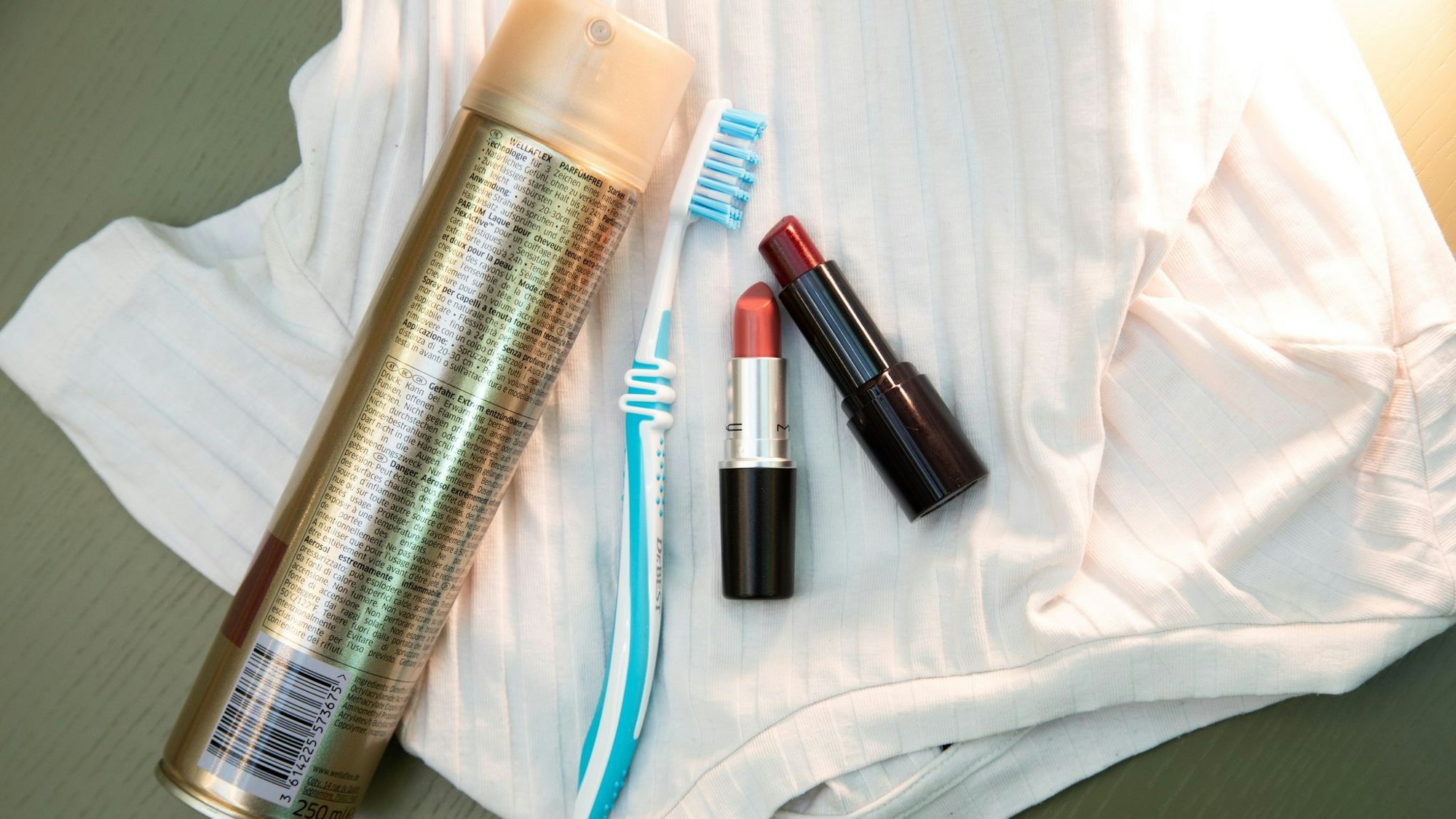 Schnelle Lösung? Lippenstift-Flecken sollen sich mit Haarspray entfernen lassen, verspricht ein Hack.