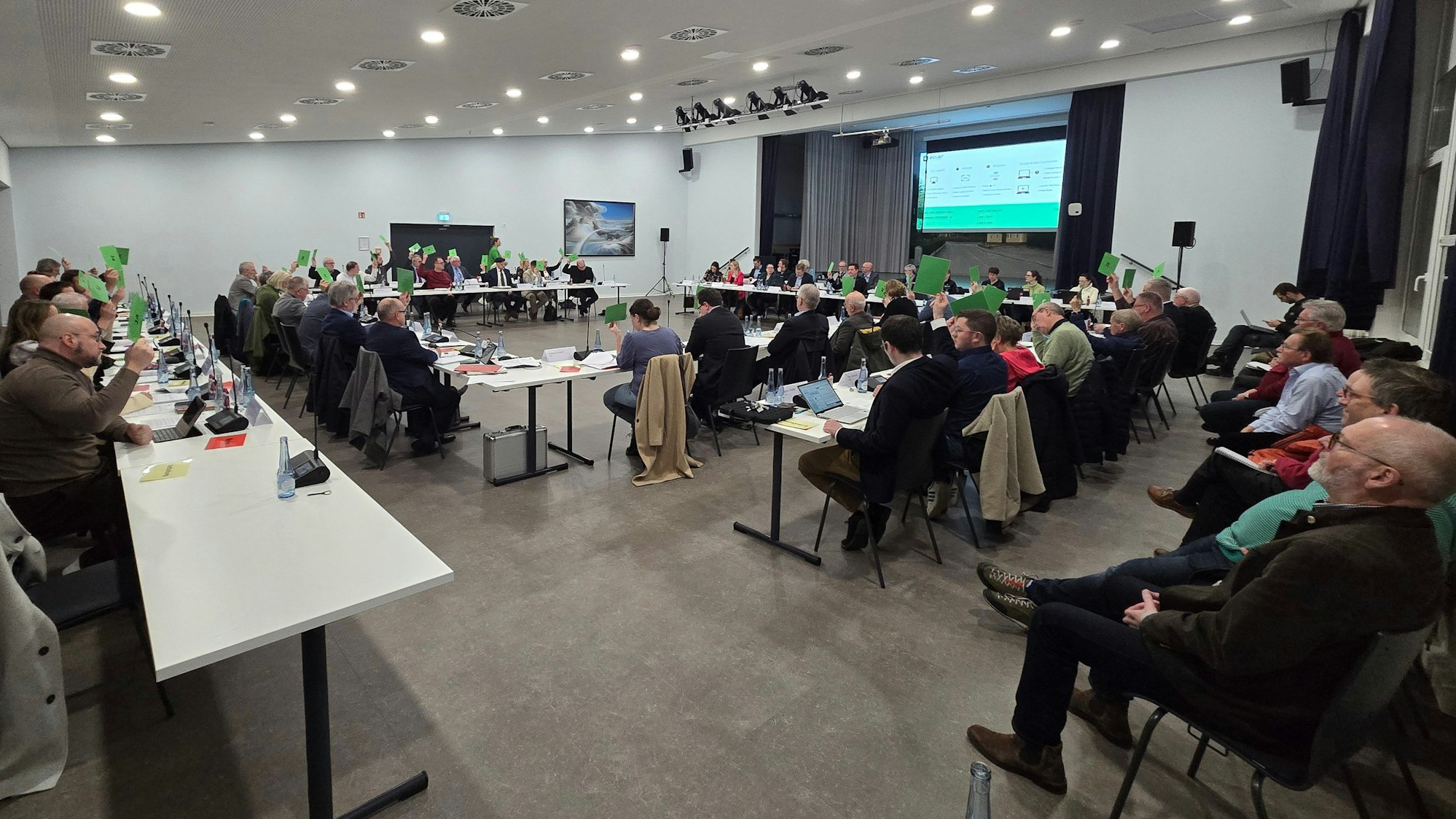 Eine große Runde bei der Abstimmung.