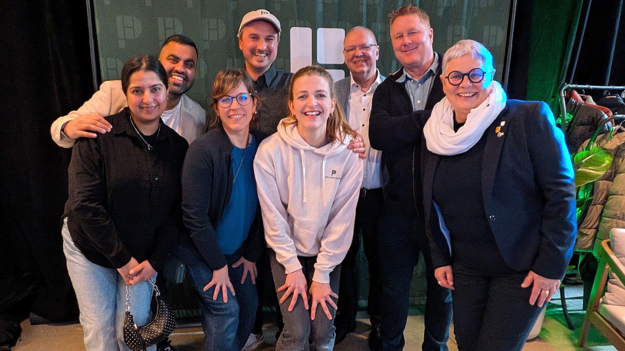 Betreiber Julian Paulsen (mit Kappe) und Thea Paulsen (Mitte) mit Eröffnungsgästen wie Vize-Bürgermeisterin Gabriele Kretschmer (rechts).