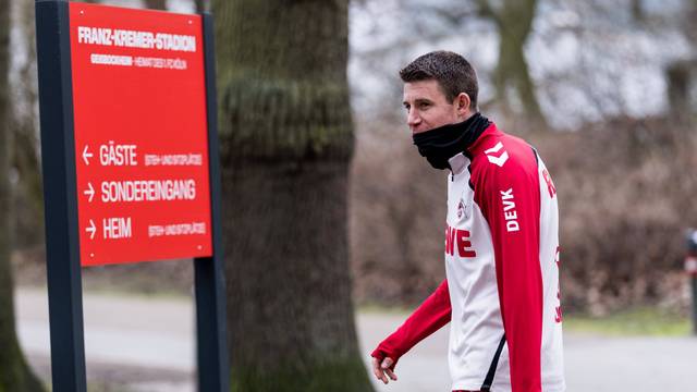 FC-Innenverteidiger Dominique Heintz am Mittwoch auf dem Weg zum Geheimtraining im Franz-Kremer-Stadion.
