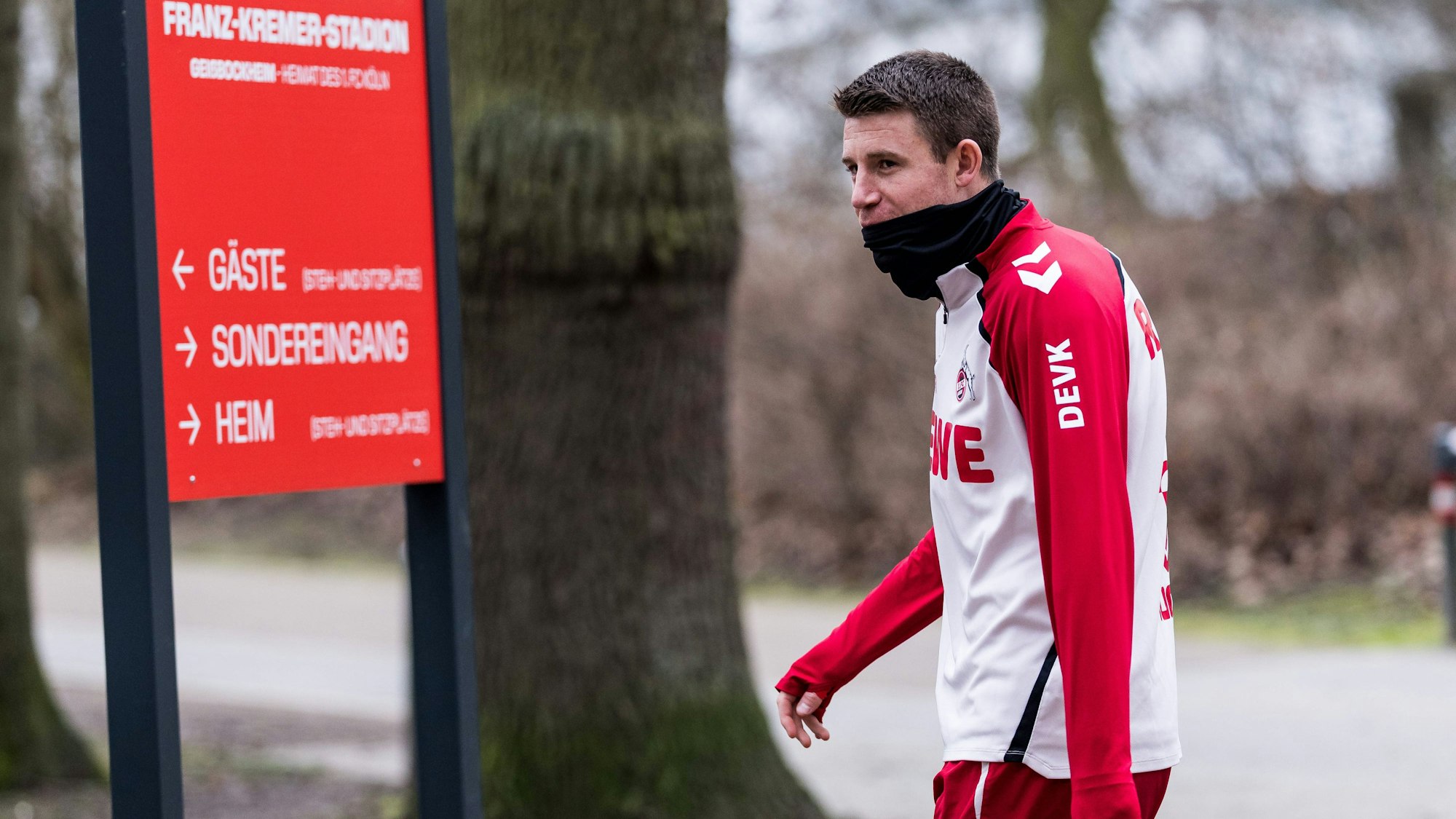FC-Innenverteidiger Dominique Heintz am Mittwoch auf dem Weg zum Geheimtraining im Franz-Kremer-Stadion.