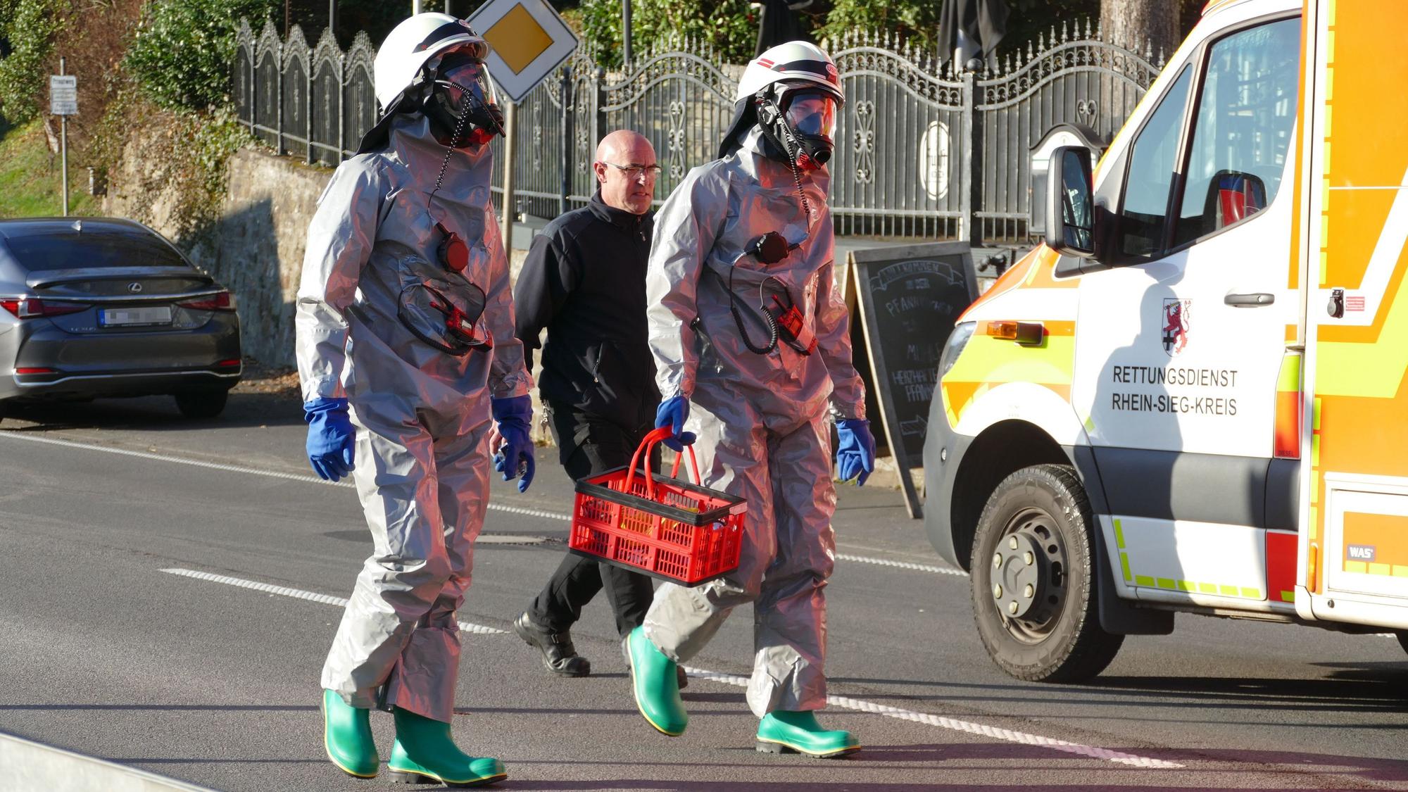 Einsatzkräfte der Feuerwehr zogen sich Schutzanzüge über, um das Gebäude mit dem gefundenen Stoff zu betreten.