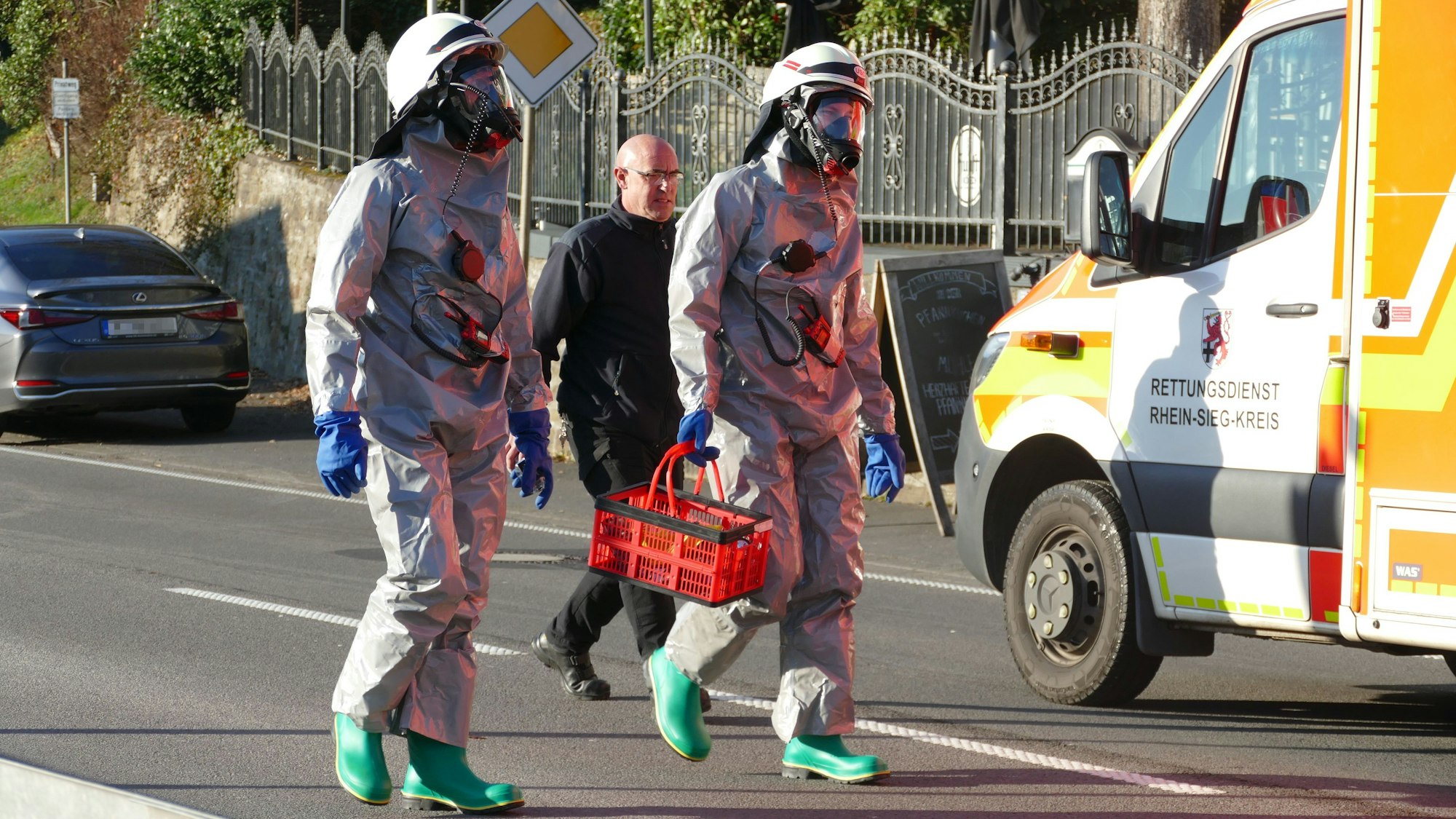 Einsatzkräfte der Feuerwehr zogen sich Schutzanzüge über, um das Gebäude mit dem gefundenen Stoff zu betreten.