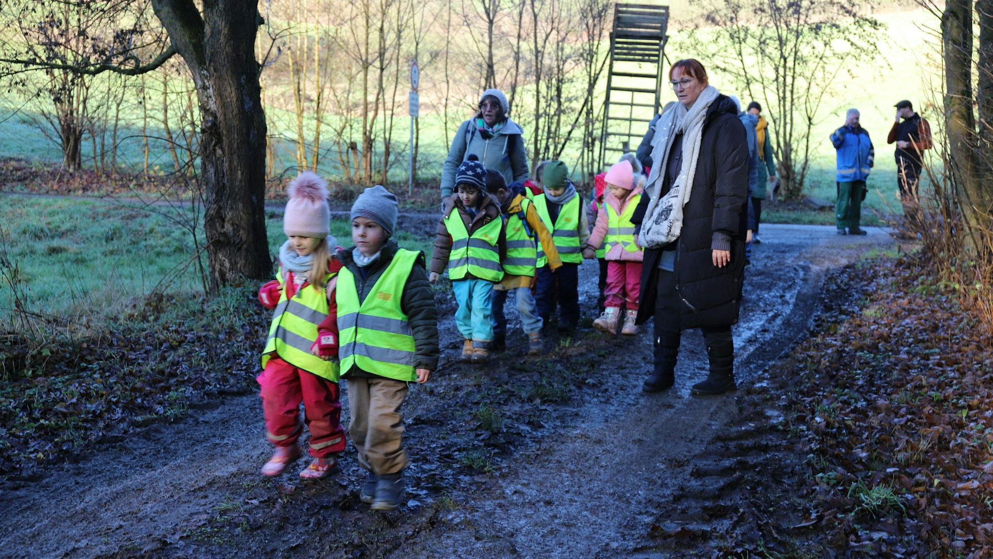 Die Stadt Hennef hat den Kinderwanderweg „Muh und Mäh“ offiziell eröffnet. An zahlreichen interaktiven Stationen können Kinder spannend lernen.