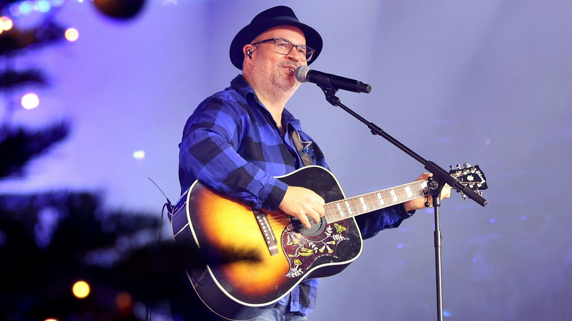 Björn Heuser singt in ein Mikro.