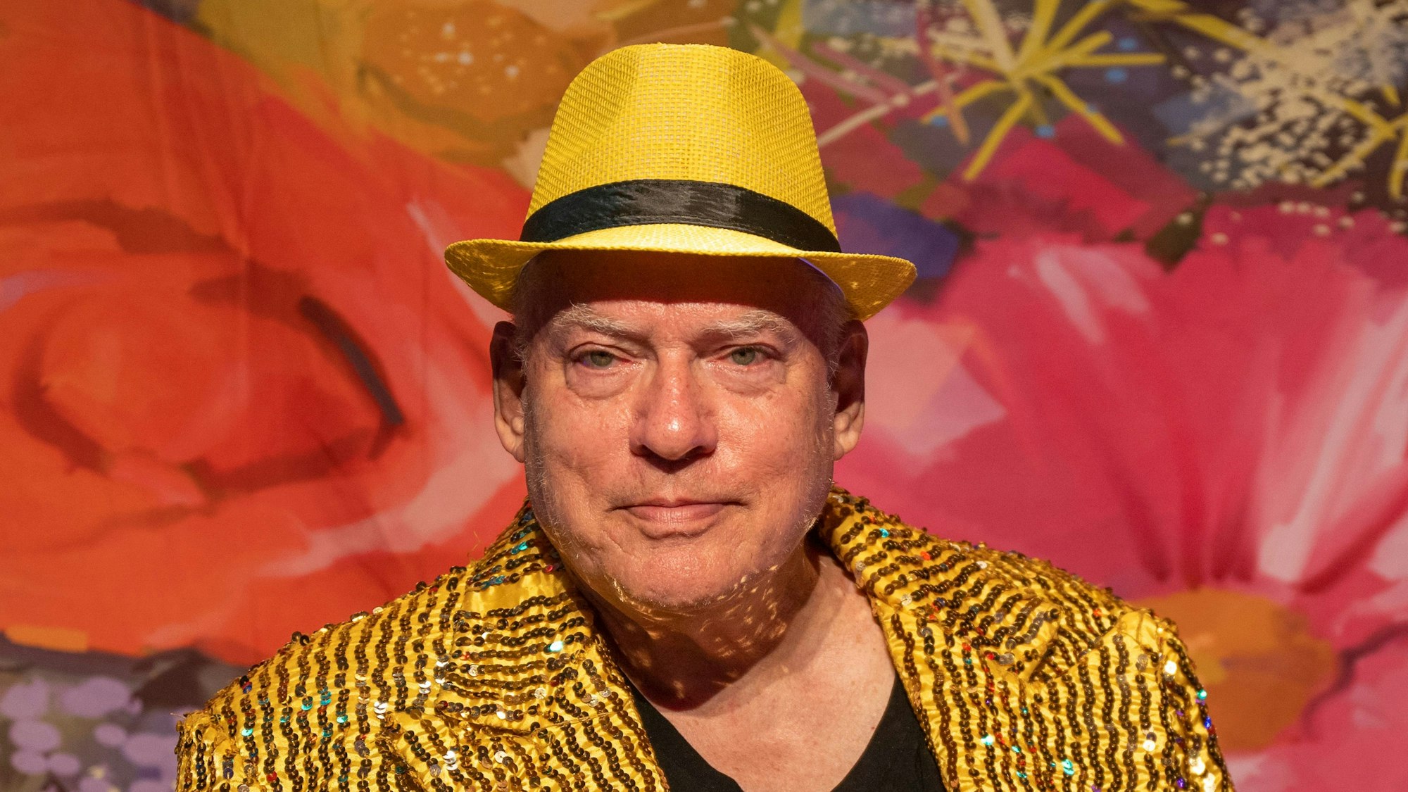 Rosa von Praunheim, Regisseur und LGBTQ-Aktivist, sitzt beim Fototermin vor der Premiere des Musicals „Die Bettwurst“ auf der Bühne.