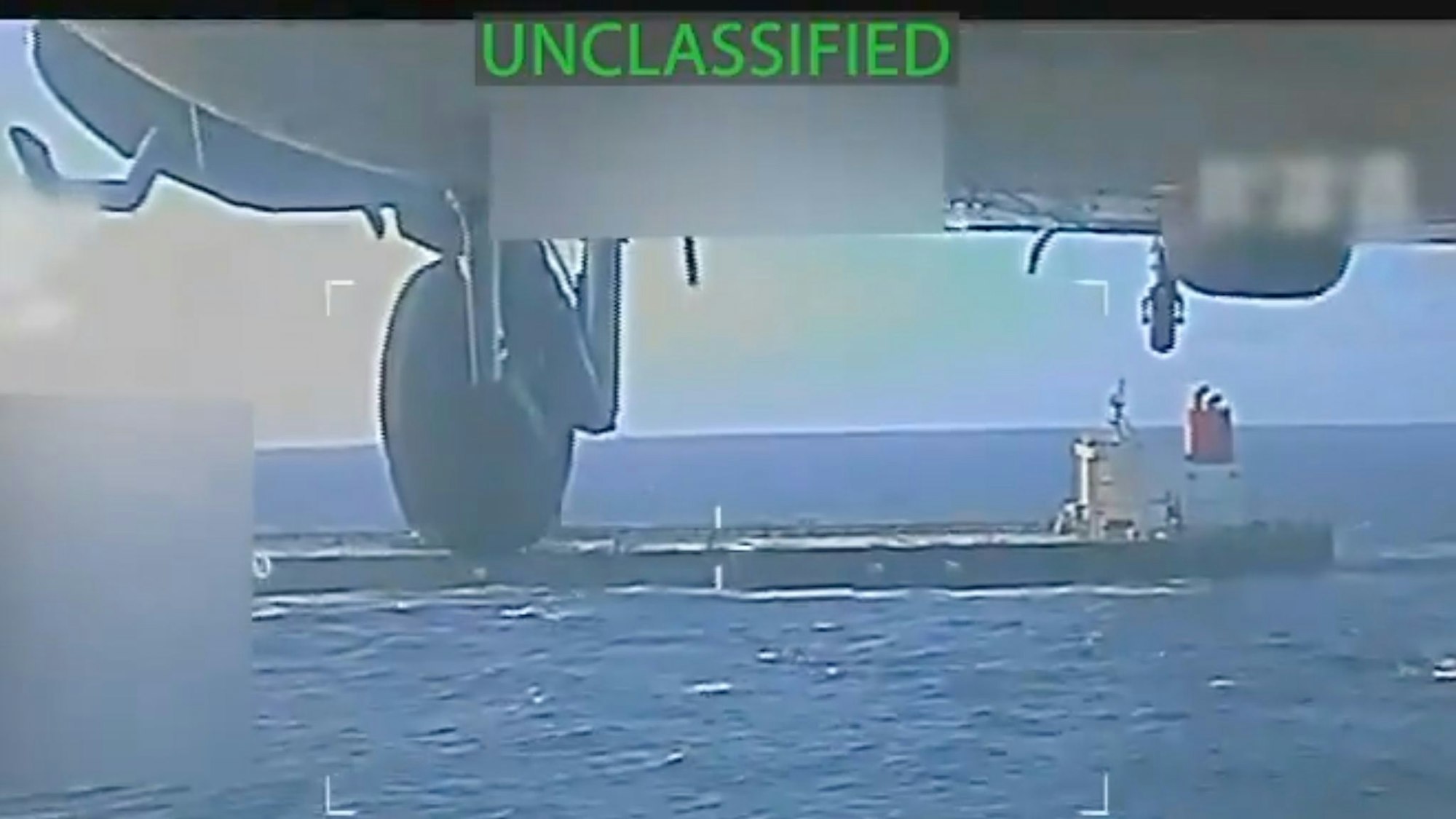 Ein Bild aus einem Video, das zeigen soll, wie ein Öltanker von US-Streitkräften beschlagnahmt wird. (Archivbild)