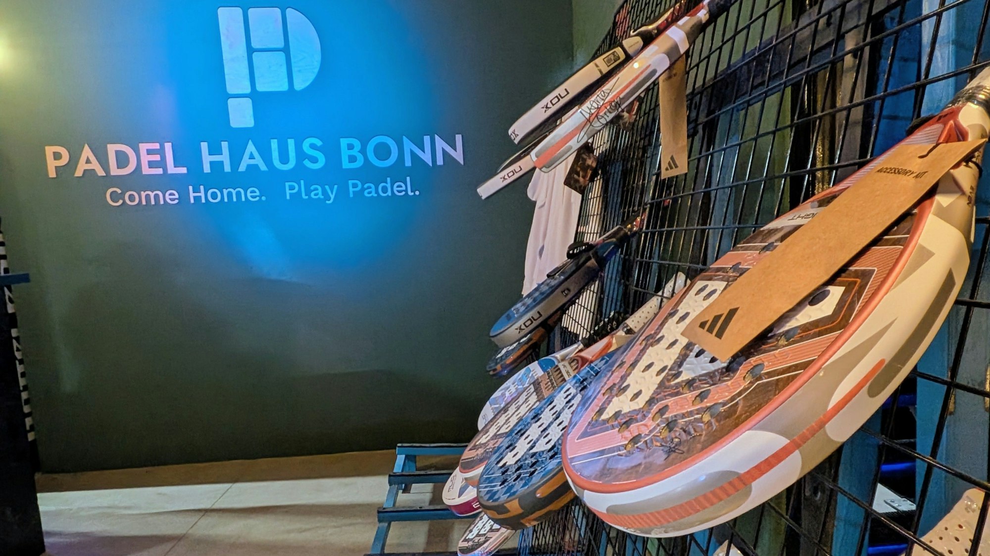 Anders als Tennis wird Padel mit kleineren Schlägern auf kleinen rechteckigen Spielfeldern im Doppel gespielt. Die Schläger sind nicht mit Saiten bespannt, sondern haben eine feste Schlagfläche.