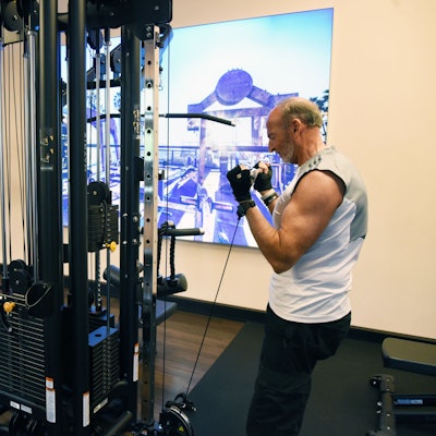 Das Foto zeigt einen der neu gestalteten Räumlichkeiten des Sportparks in Nümbrechtr beim Tag der offenen Tür im vergangenen Mai. Ein Mann sportelt an einem Gerät.