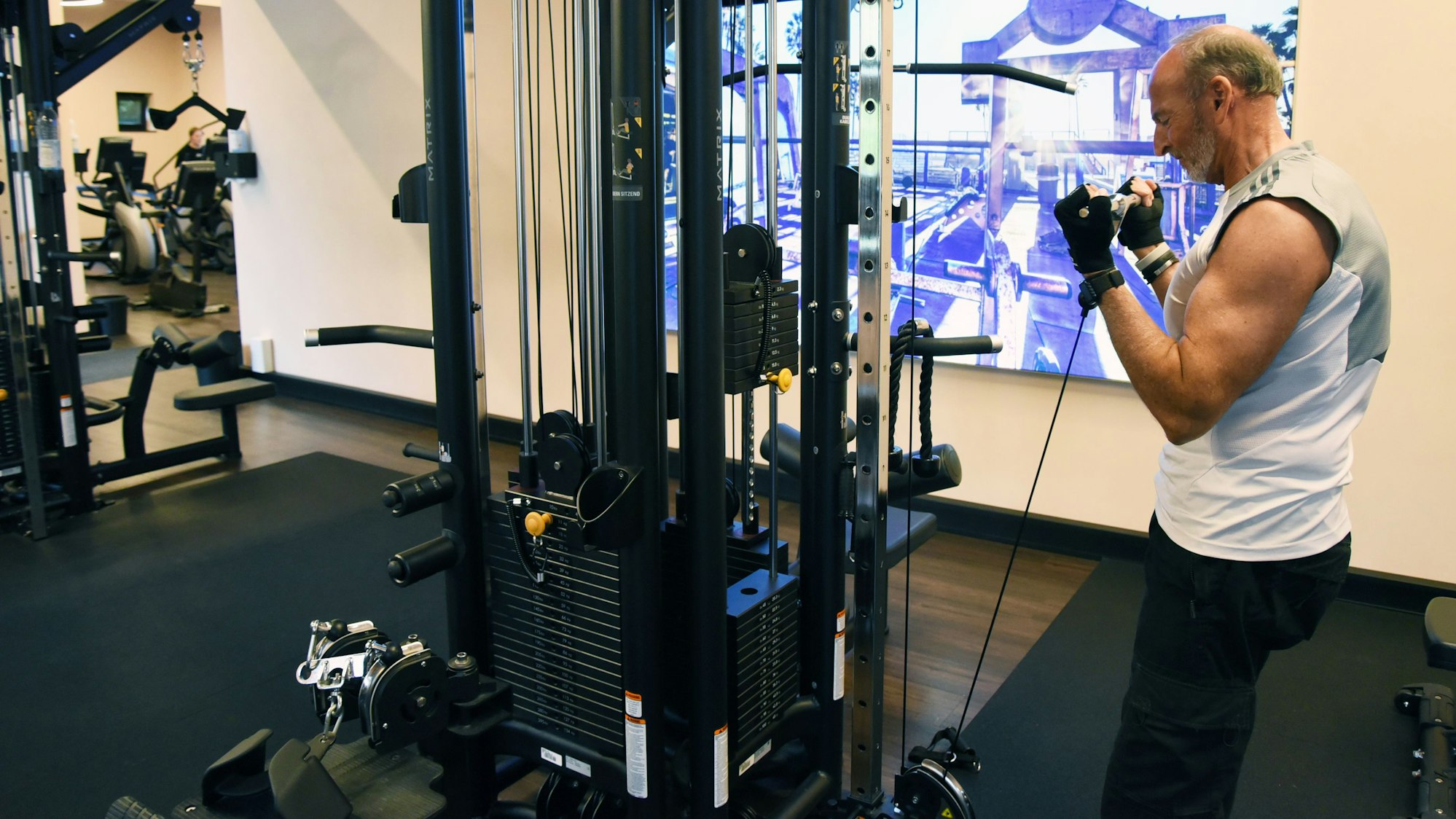 Das Foto zeigt einen der neu gestalteten Räumlichkeiten des Sportparks in Nümbrechtr beim Tag der offenen Tür im vergangenen Mai. Ein Mann sportelt an einem Gerät.