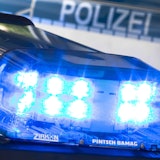 Ein Blaulicht leuchtet auf dem Dach eines Polizeiwagens. I
