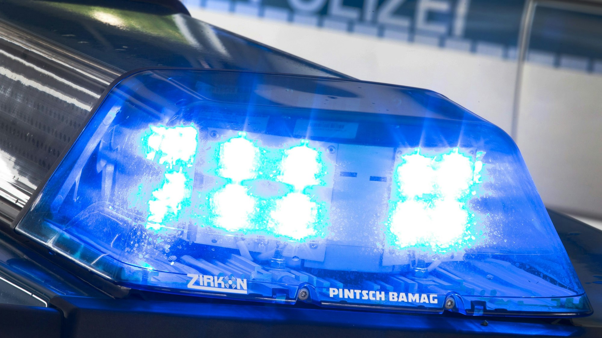 Ein Blaulicht leuchtet auf dem Dach eines Polizeiwagens. I