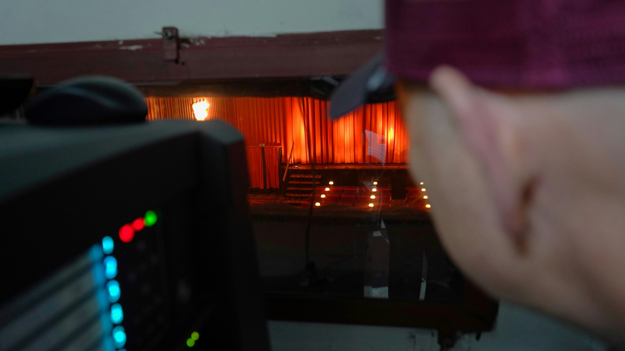 Das Foto zeigt den Blick durch das Fenster eines Vorführraums im Kino.