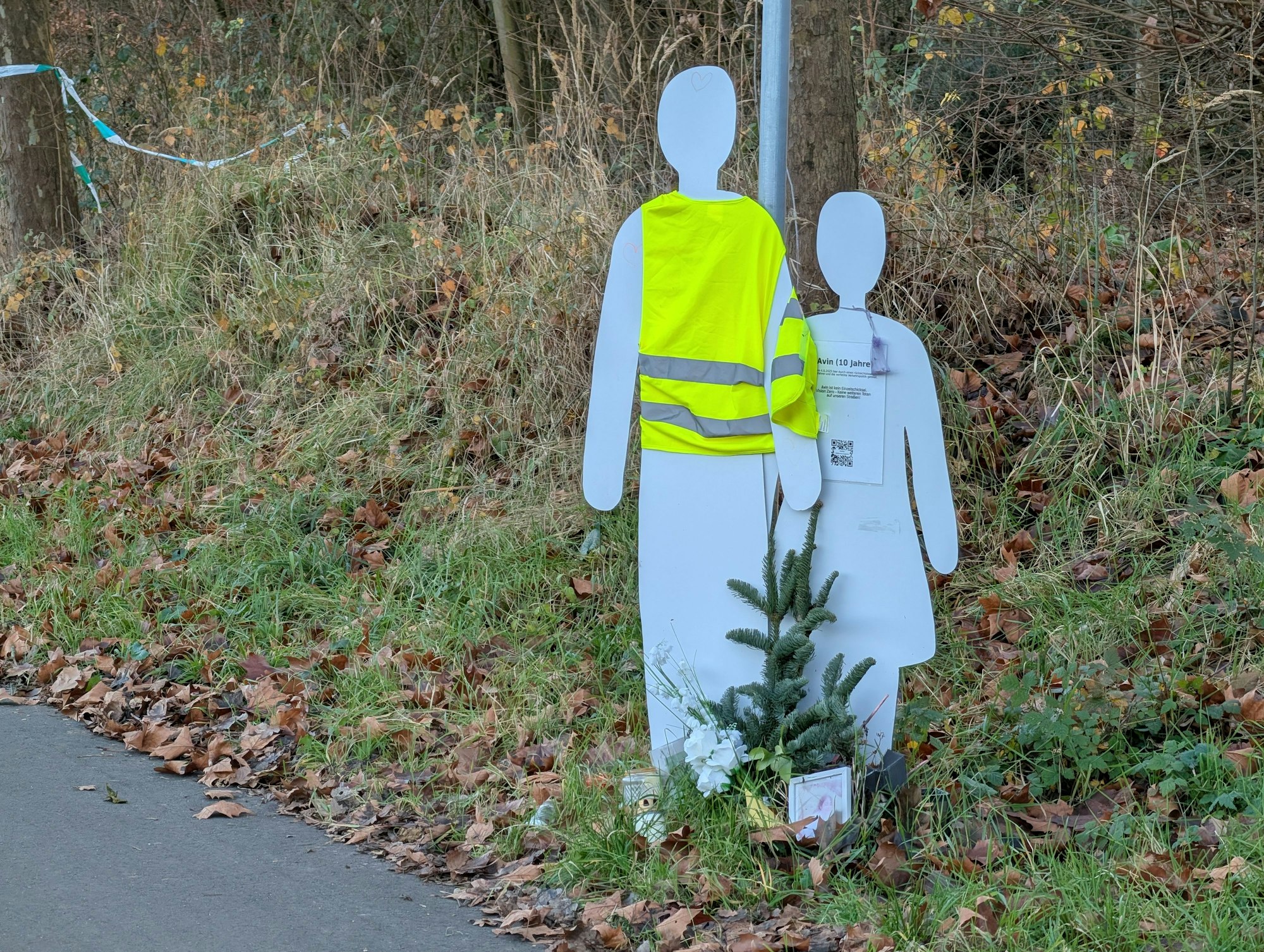 Das Foto zeigt die beiden lebensgroßen Figuren am Rand der Frechener Straße.