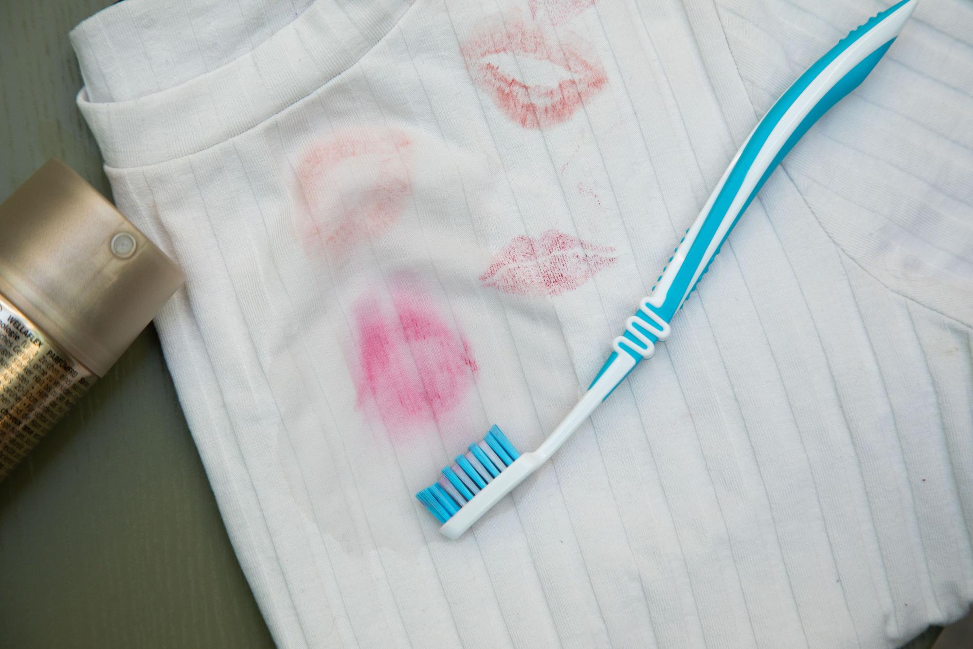Fazit: Die Lippenstift-Flecken lassen sich selbst mit kräftigem Schrubben nicht entfernen.
