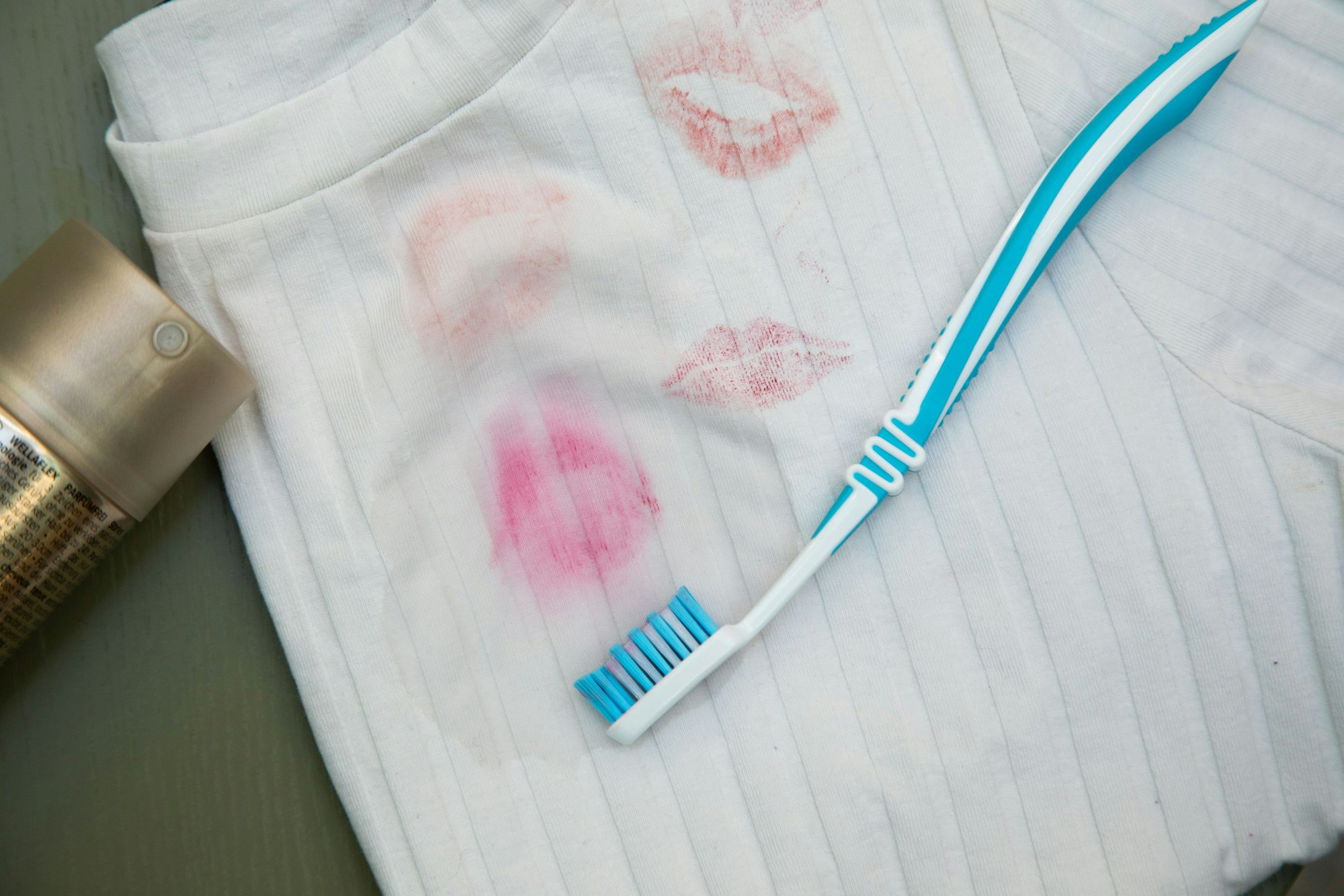 Fazit: Die Lippenstift-Flecken lassen sich selbst mit kräftigem Schrubben nicht entfernen.
