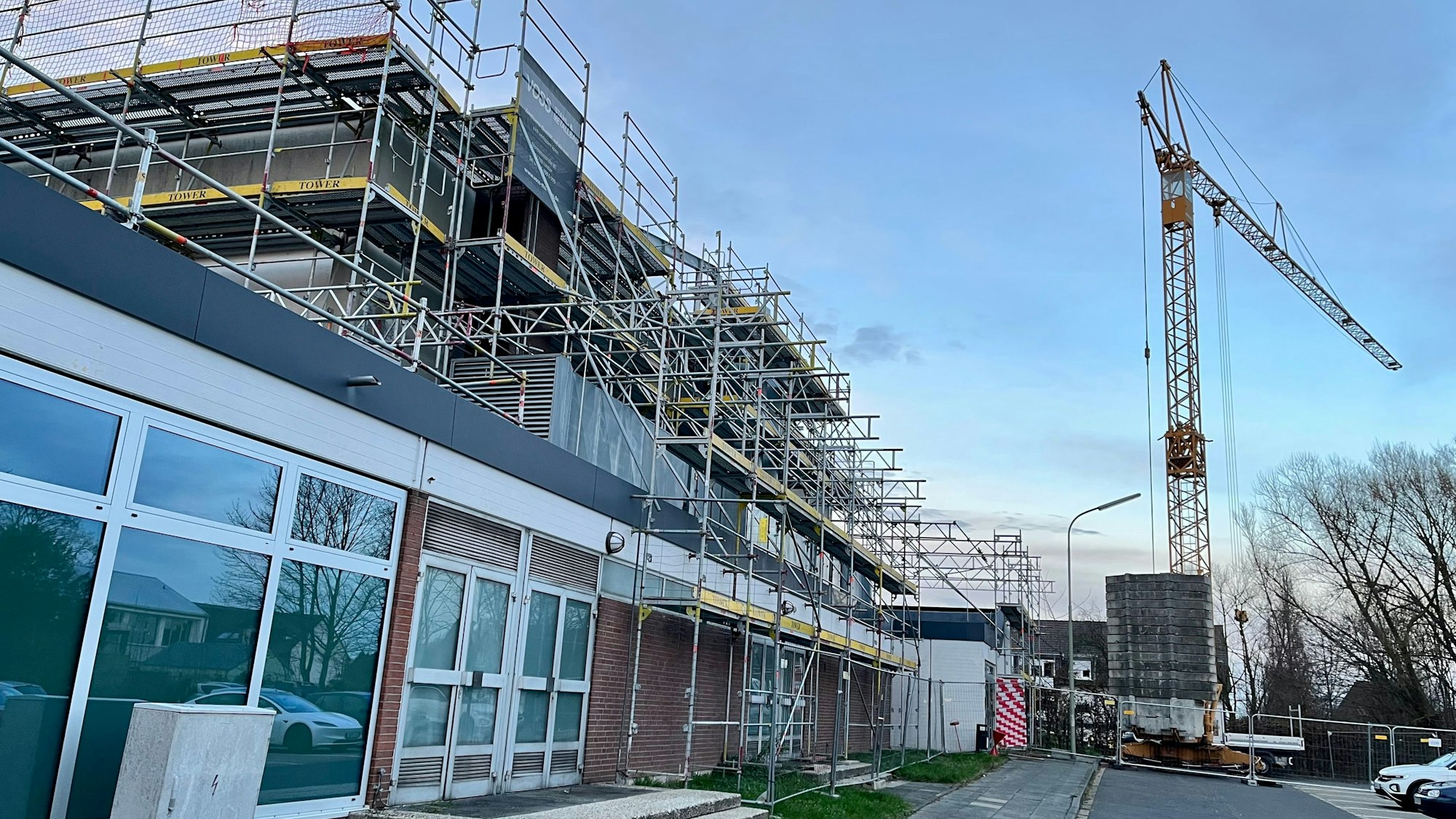 Kran an der Max-Siebold-Halle in Hilgen