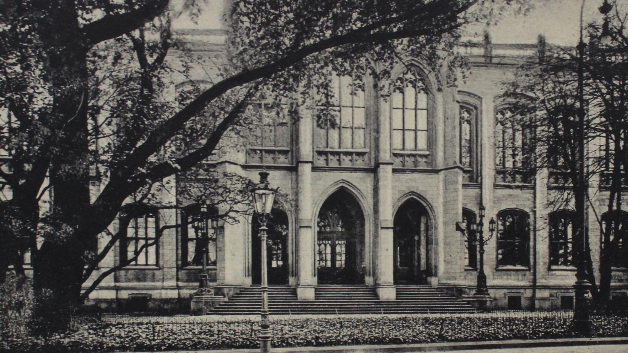 Wo heute das „Museum für Angewandte Kunst“ zu Hause ist, befand sich bis zum Zweiten Weltkrieg der erste Bau des Wallraf-Richartz-Museums.