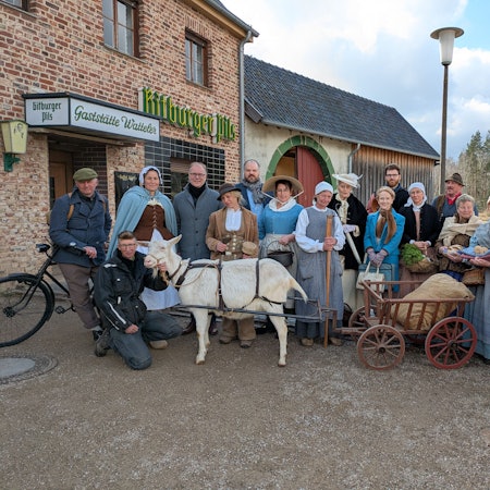 Das Team der „gespielten Geschichte“ im Freilichtmuseum hat sich zum Gruppenbild vor der Gaststätte Watteler aufgestellt.