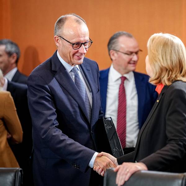 Bundeskanzler Friedrich Merz (CDU) und Bärbel Bas (SPD), Bundesministerin für Arbeit und Soziales und SPD-Parteivorsitzende, bei einer Sitzung des Bundeskabinetts im Bundeskanzleramt.