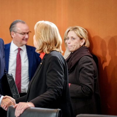 Bundeskanzler Friedrich Merz (CDU) und Bärbel Bas (SPD), Bundesministerin für Arbeit und Soziales und SPD-Parteivorsitzende, bei einer Sitzung des Bundeskabinetts im Bundeskanzleramt.