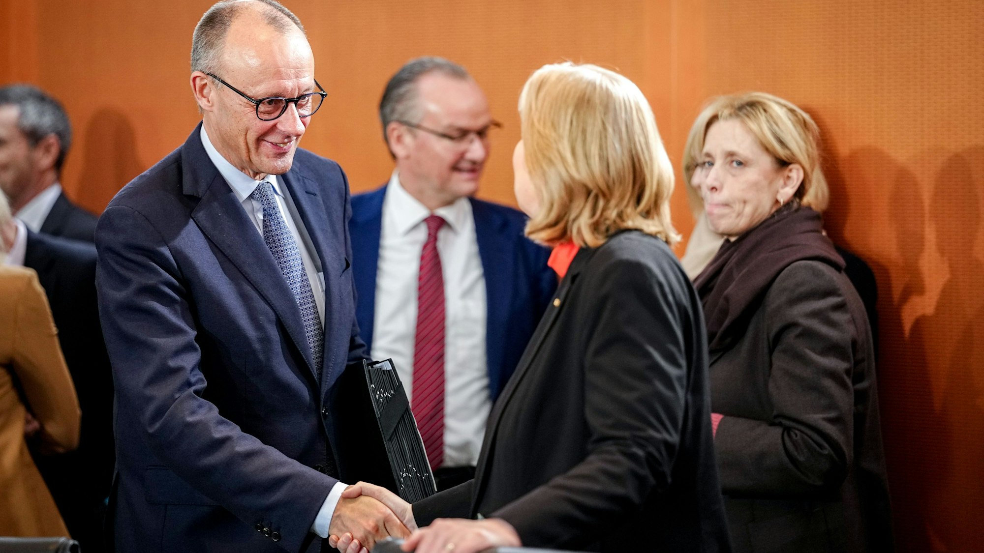 Bundeskanzler Friedrich Merz (CDU) und Bärbel Bas (SPD), Bundesministerin für Arbeit und Soziales und SPD-Parteivorsitzende, bei einer Sitzung des Bundeskabinetts im Bundeskanzleramt.