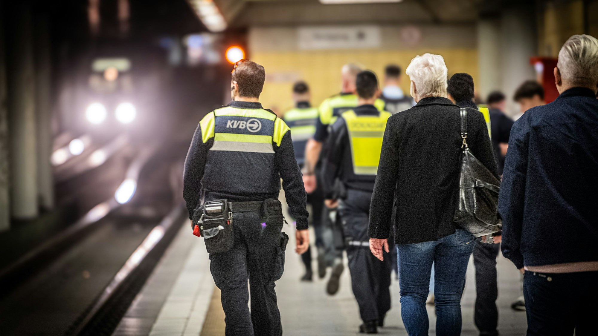 Mit dem Sicherheitskonzept „SOS“ sollen ab Januar vor alllem die U-Bahnhaltestellen in der Innenstadt besser überwacht werden. Das Geld dafür müssen die KVB weiterhin selbst aufbringen.
