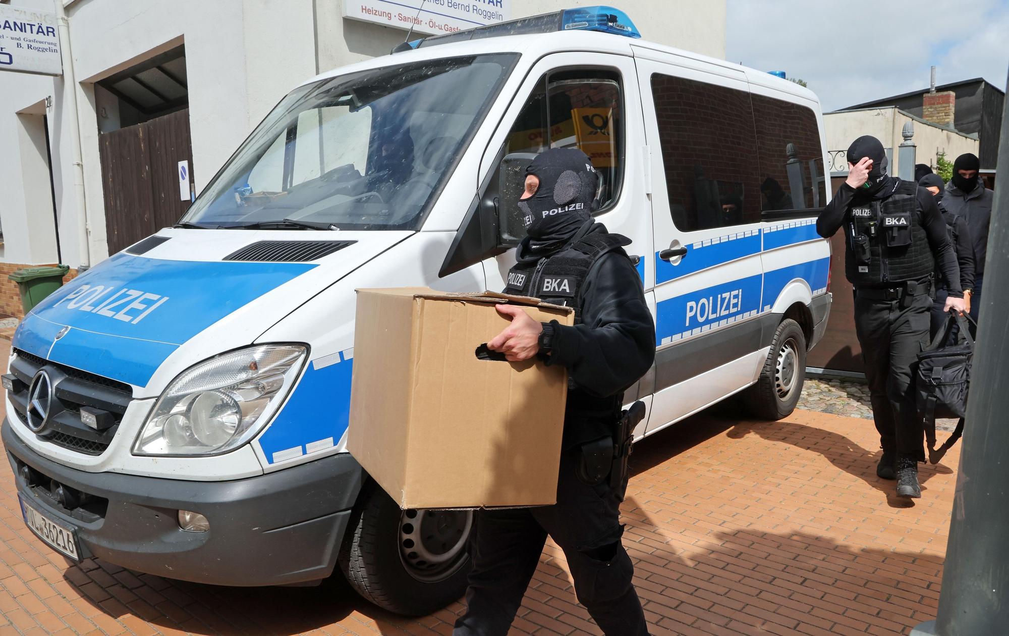 Durchsuchungen in mehreren Bundesländern fanden im Mai statt – wie hier in Neubukow in Mecklenburg-Vorpommern.