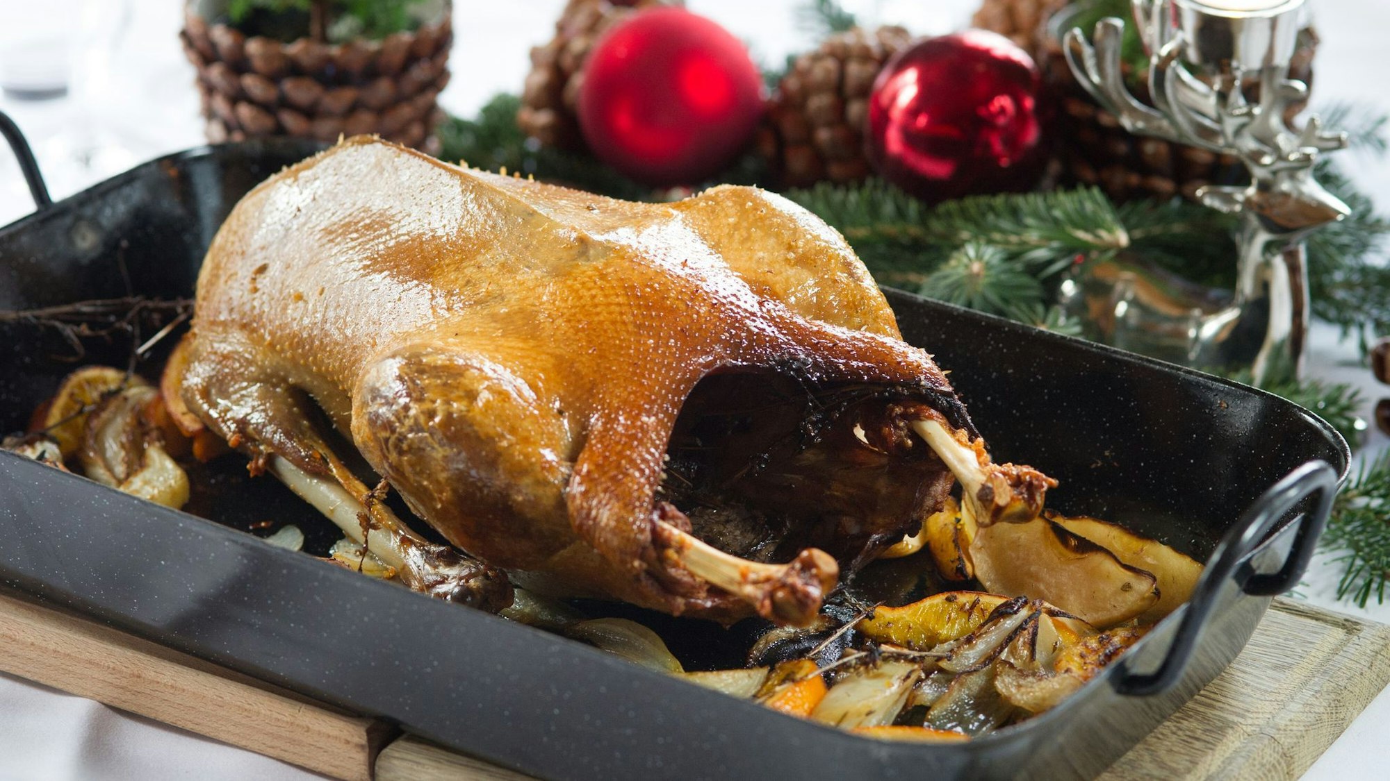 Wenn die Gans aus dem Ofen kommt, sollte sie erst einmal noch ruhen.