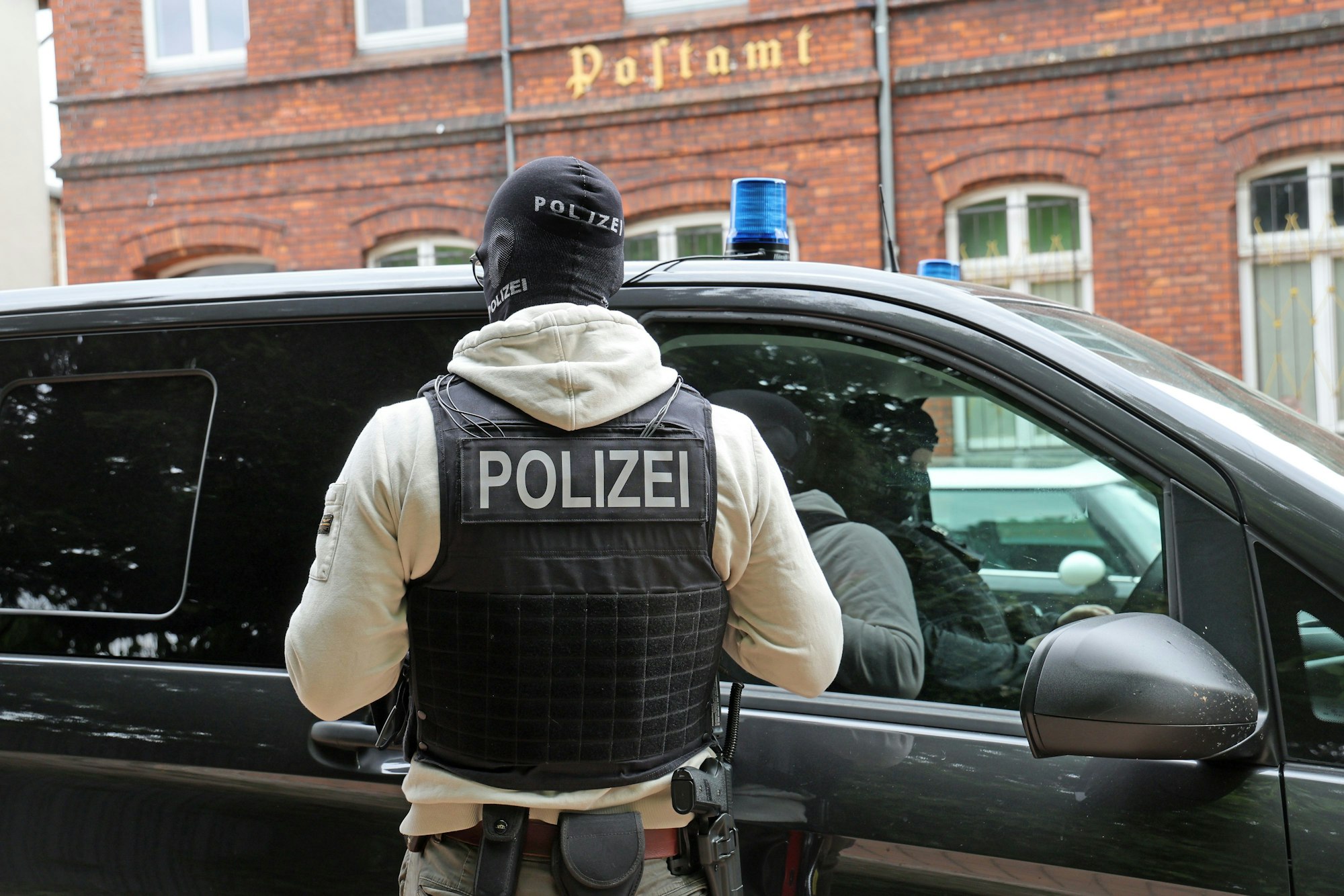 Neubukow: Polizei durchsucht Räume im Gebäude „Altes Postamt“.