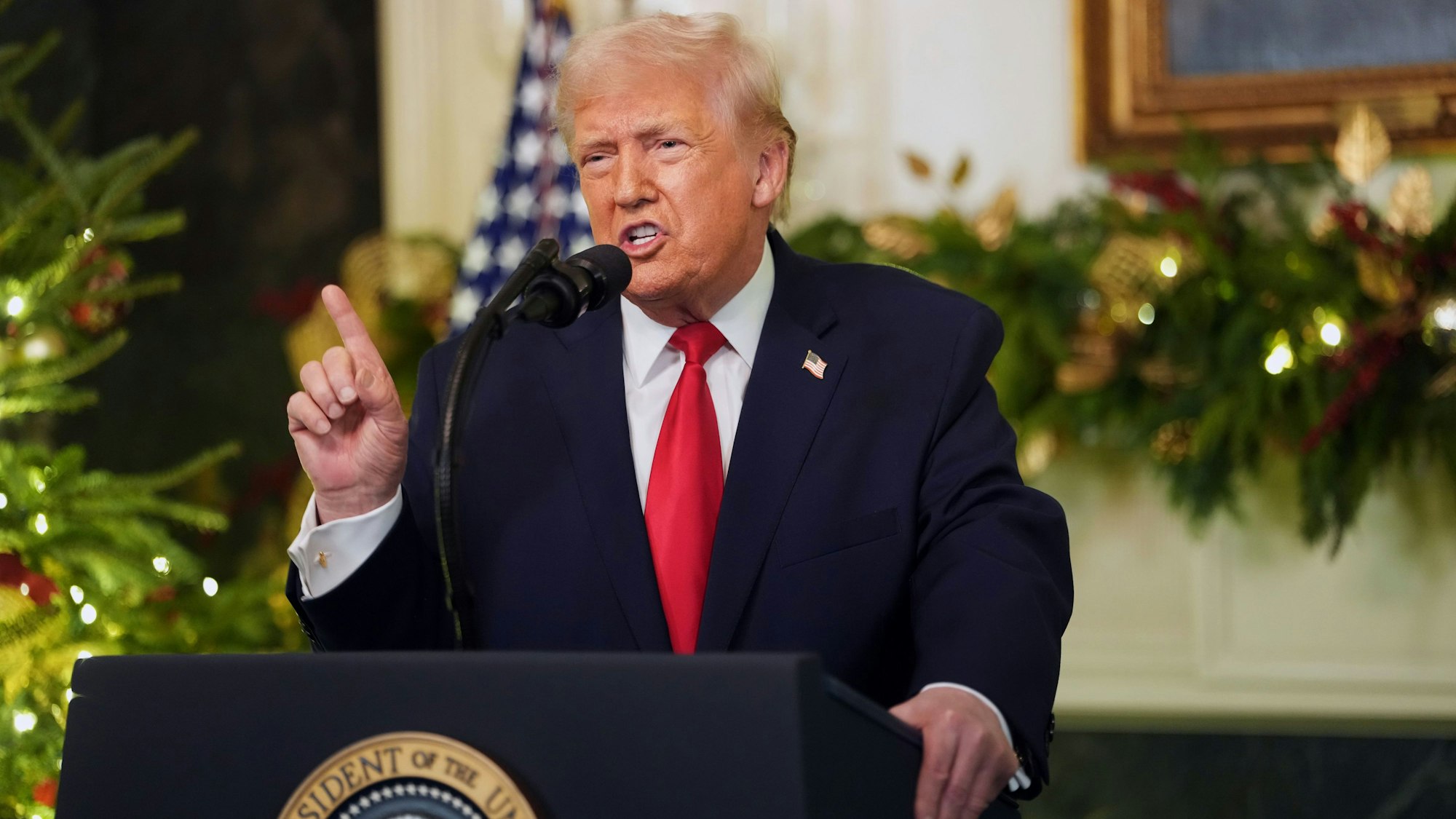 US-Präsident Donald Trump spricht während einer Ansprache an die Nation aus dem diplomatischen Empfangsraum im Weißen Haus in Washington.