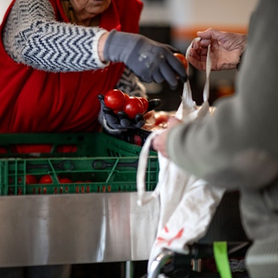 Frisches Obst und Gemüse ist in den NRW-Tafeln heiß begehrt. Das Angebot der Ehrenamtler hält mit der Nachfrage nach Lebensmitteln bei weitem nicht Schritt.