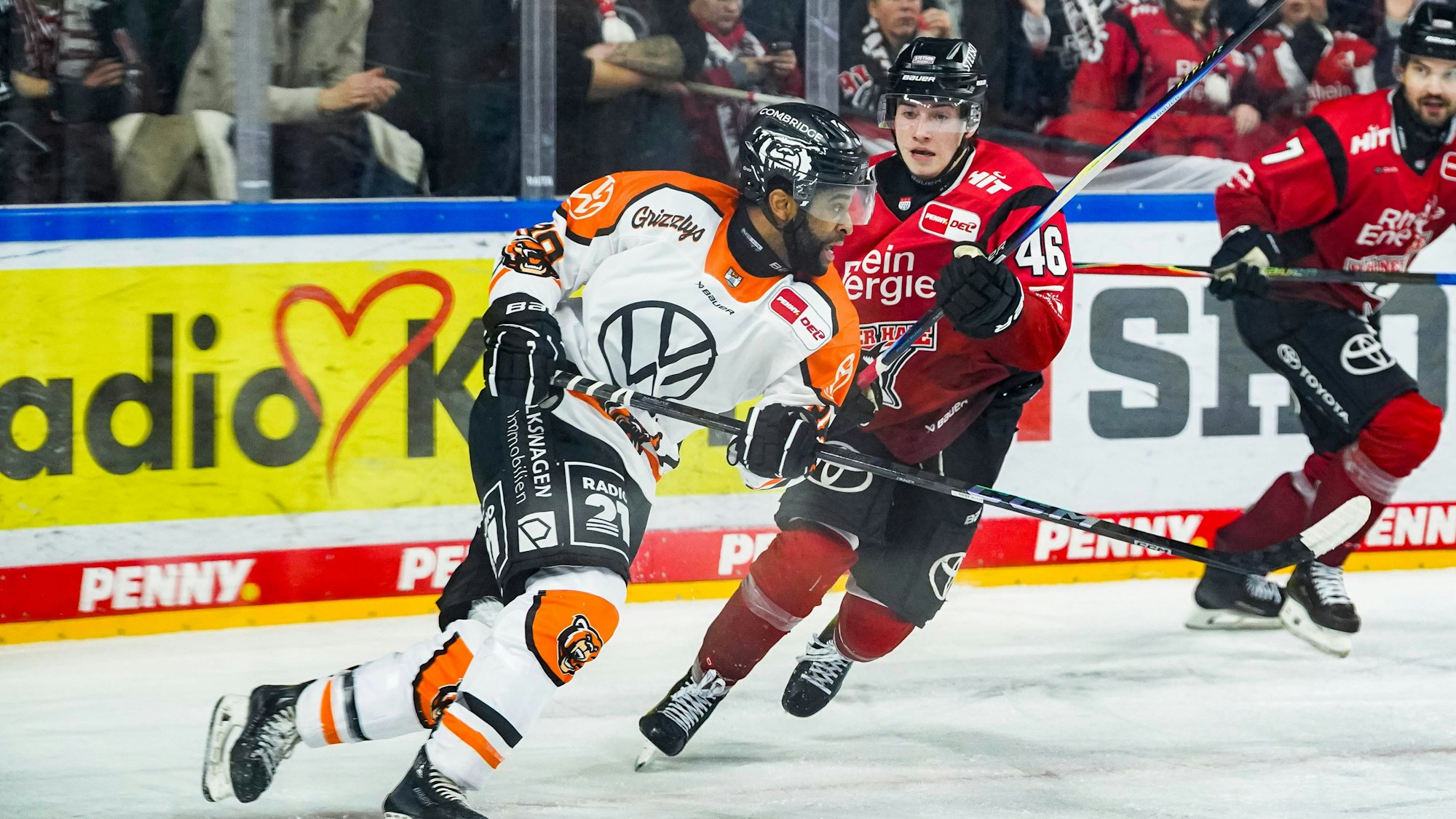 Kevin Niedenz bereitete das erste Tor der Kölner Haie vor, Gemel Smith (links) traf als einziger Spieler für Wolfsburg.