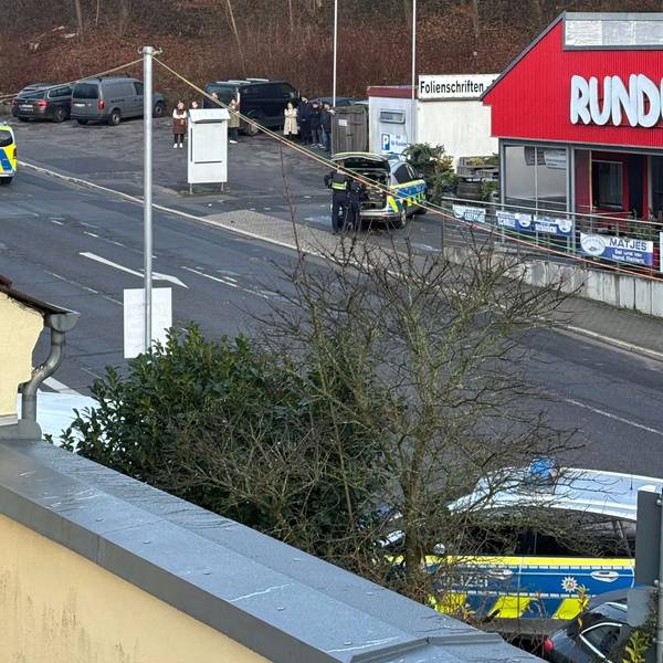 Eine Aufnahme von Polizeiwagen auf der Olper Straße ist zu sehen