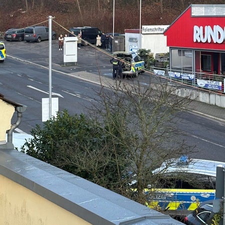 Eine Aufnahme von Polizeiwagen auf der Olper Straße ist zu sehen