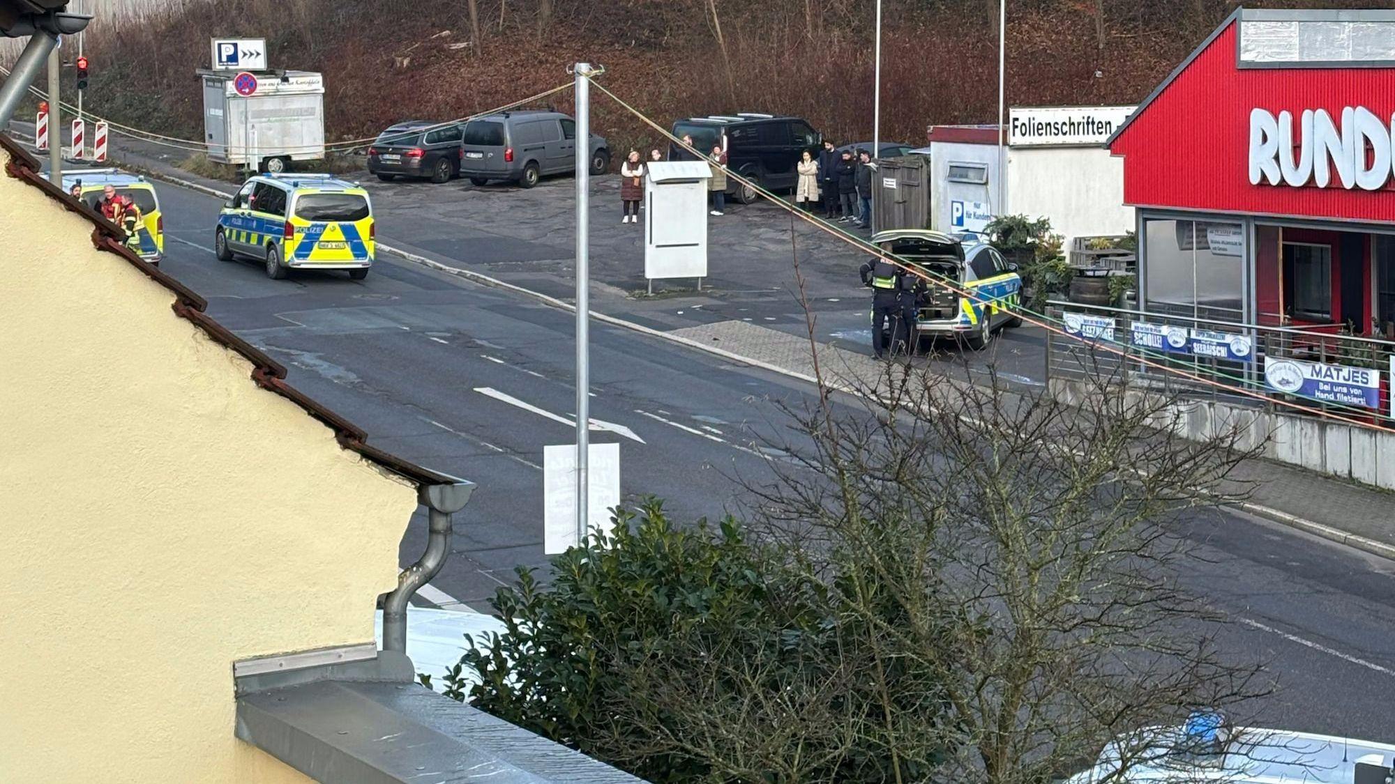 Eine Aufnahme von Polizeiwagen auf der Olper Straße ist zu sehen
