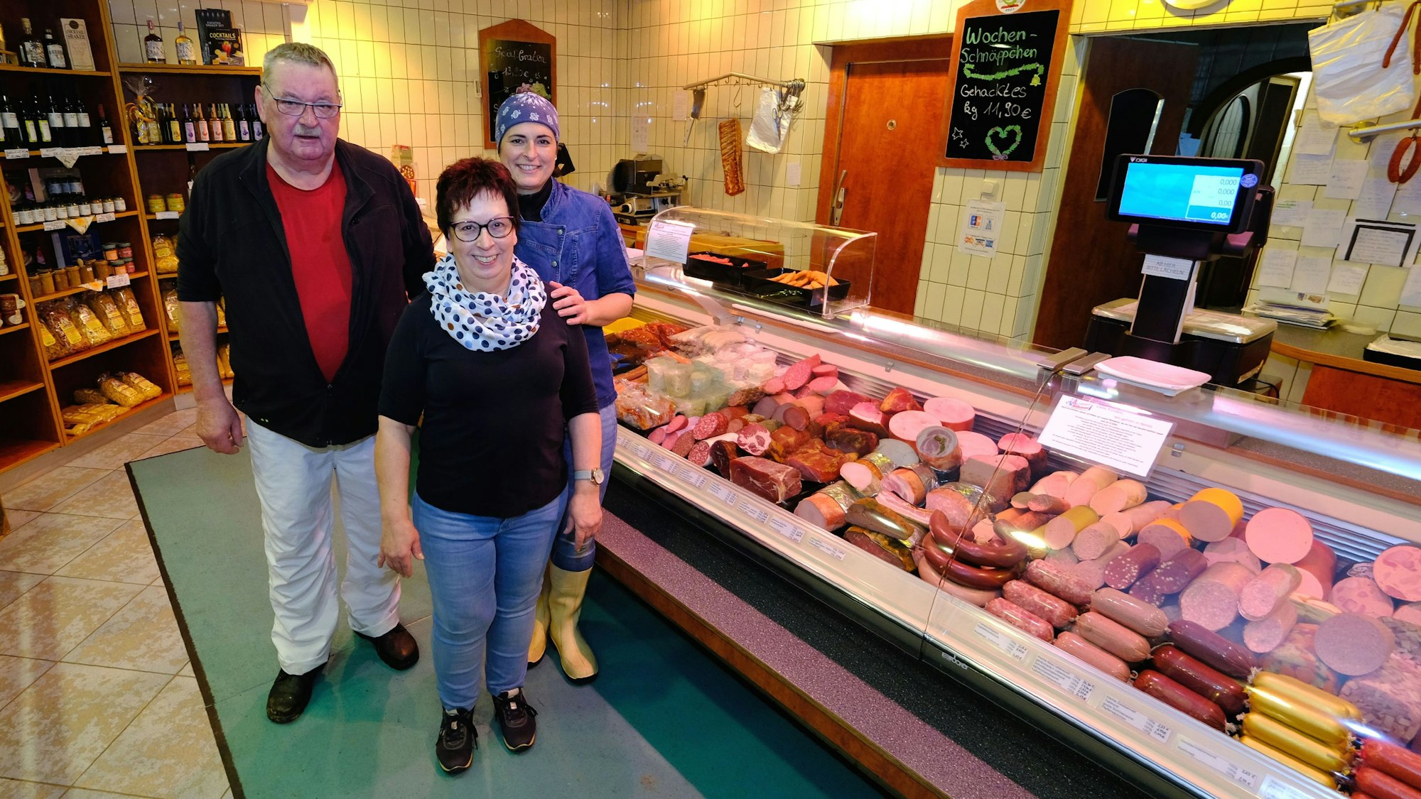 Hans-Peter und Marlene Böhmer, hier mit Tochter Daniela Schmitz (v.l.n.r.), vor der Verkaufstheke ihres Metzgereibetriebs in Nettersheim.